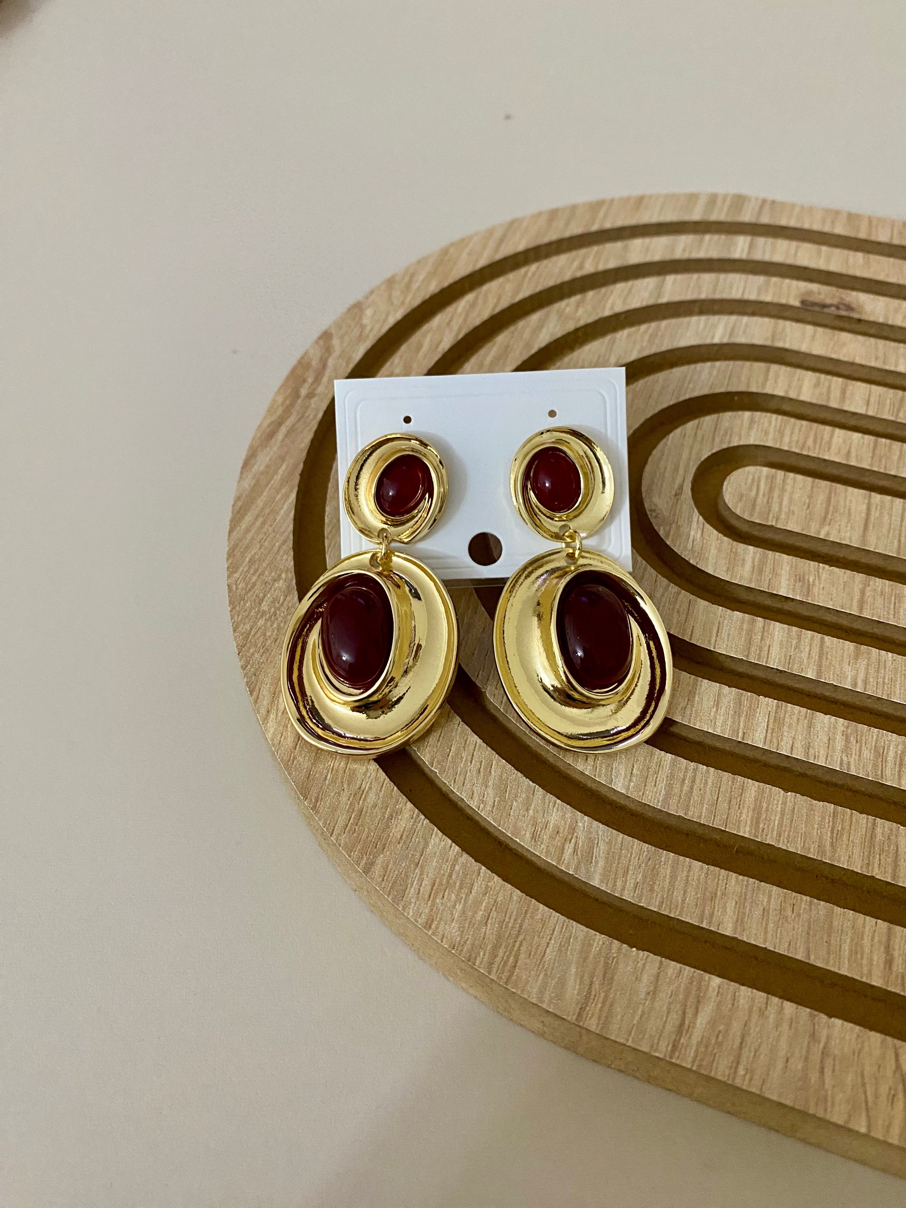 Koyu Bordo Taşlı Sallantılı Küpe 