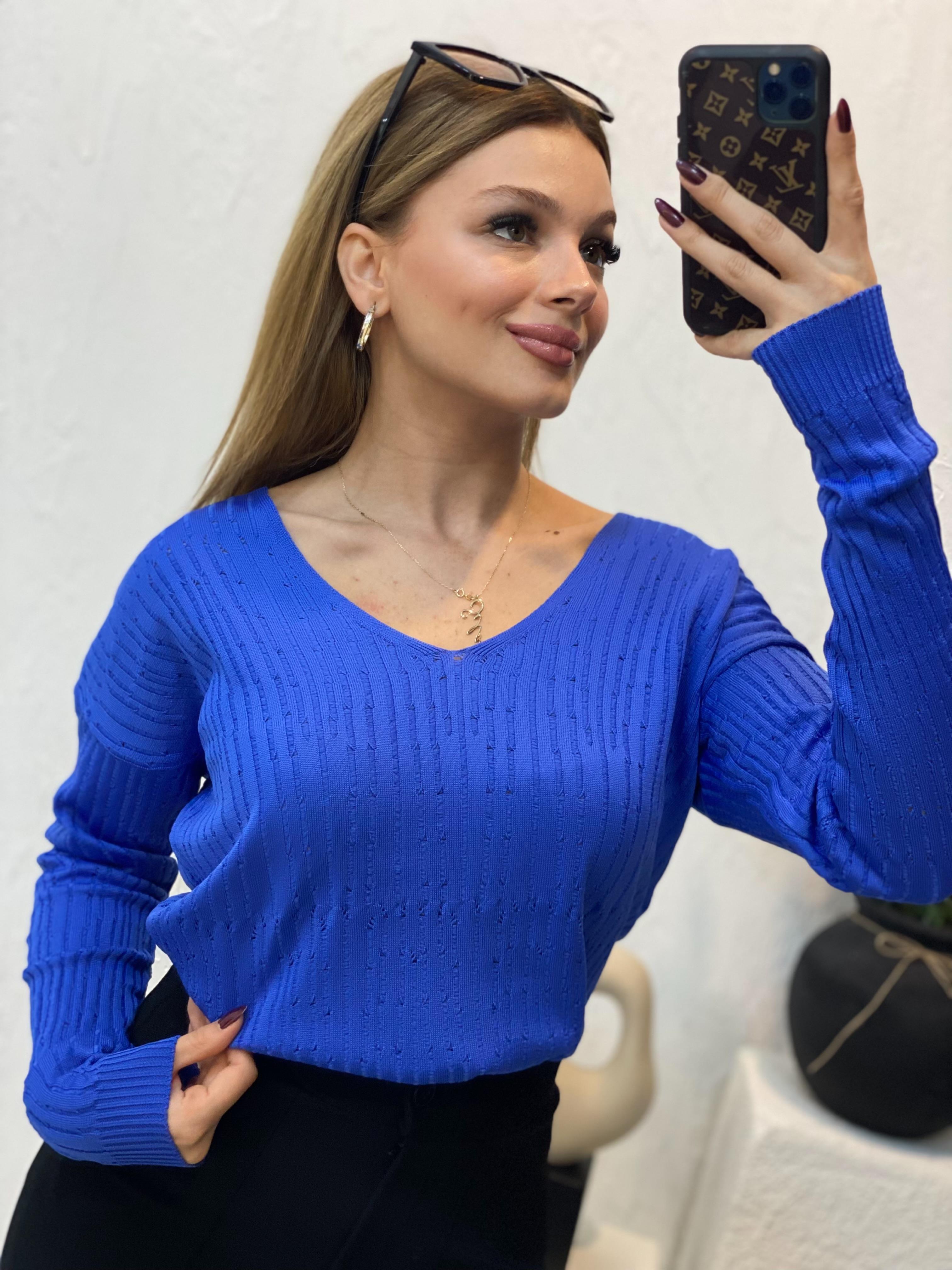 Mavi V Yaka Delikli Model Triko