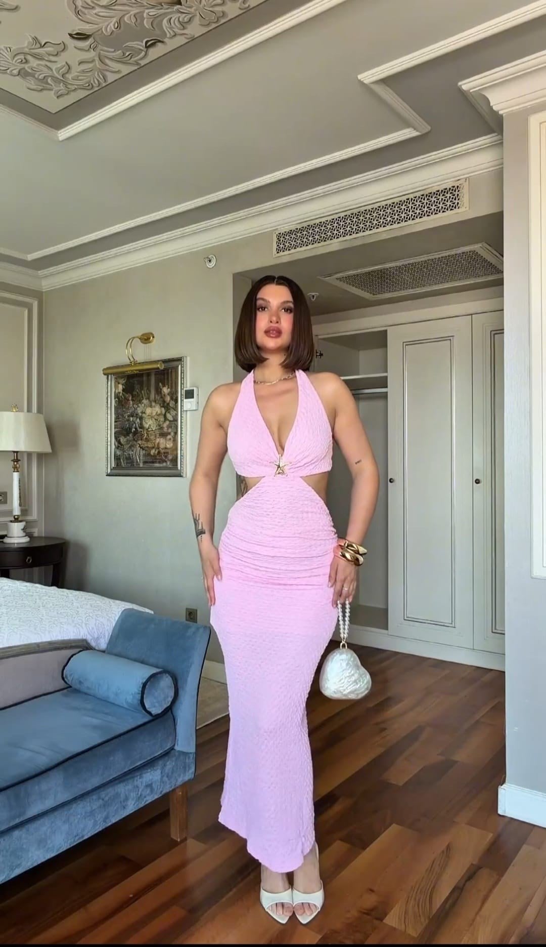 Pembe Beli Dekolteli Gold Broşlu Likralı  Elbise