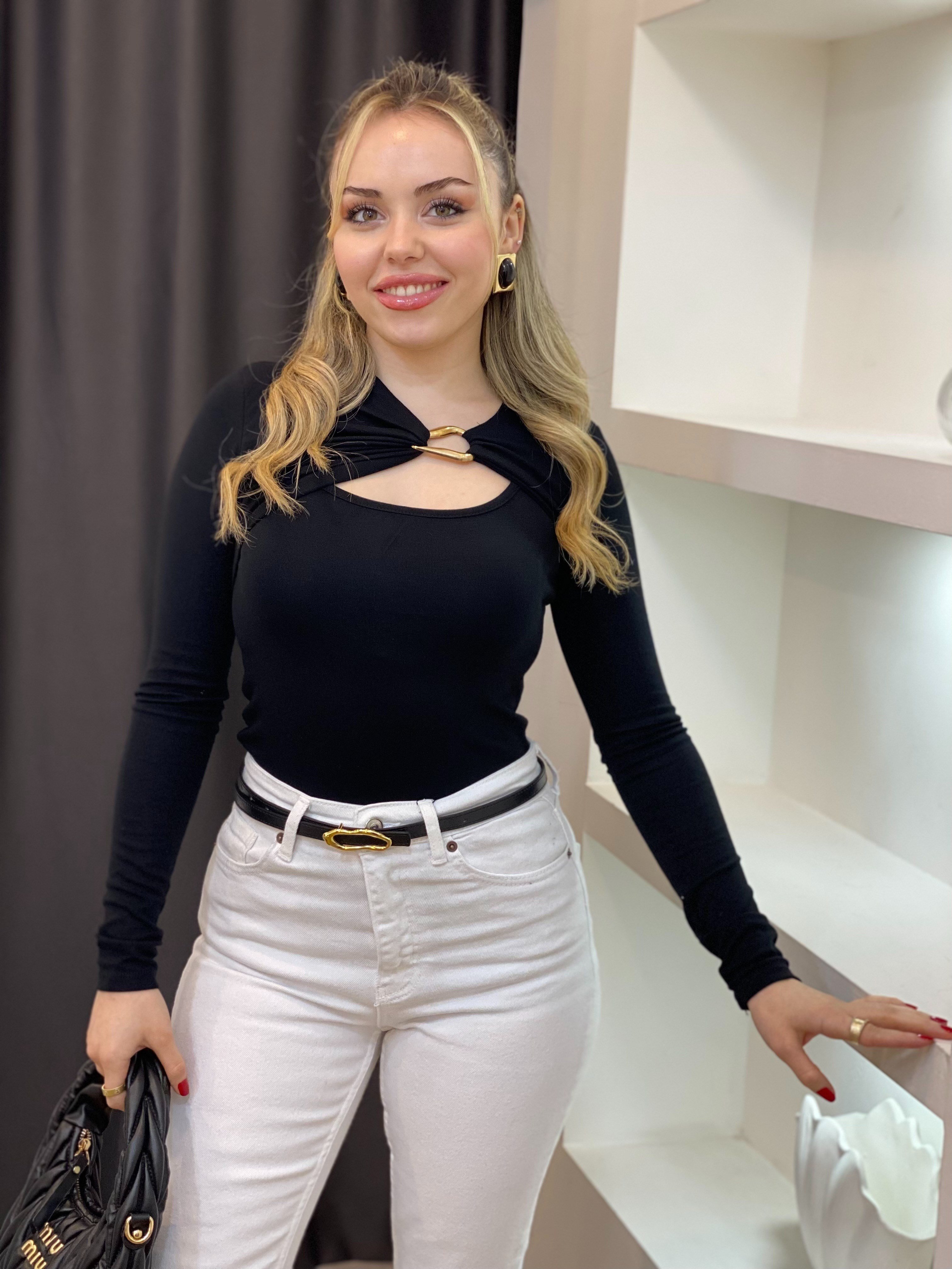 Q Marka Siyah Ön Yaka Dekolteli Gold Broşlu Siyah Bluz 