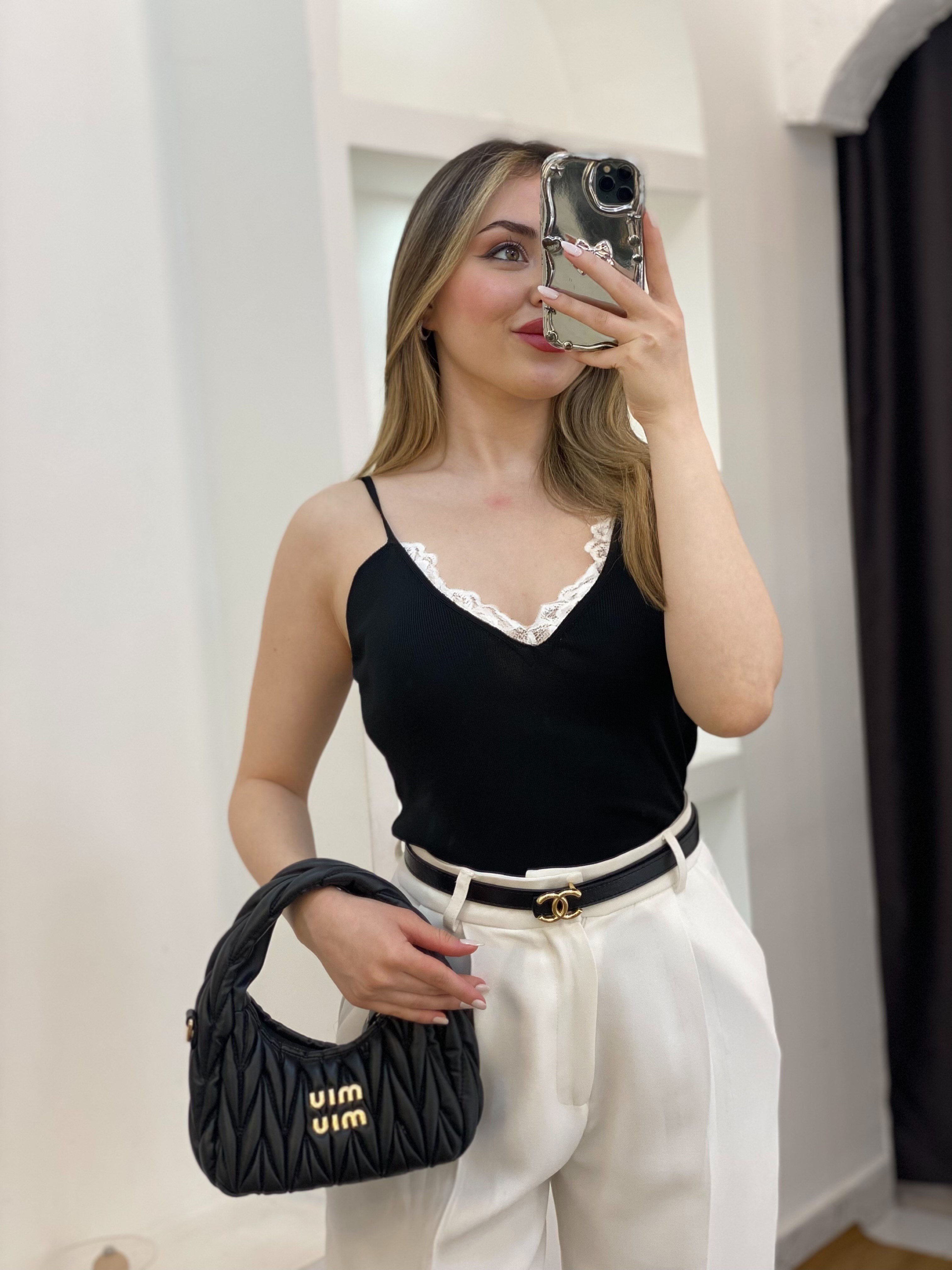 Siyah Dantel Yaka Ayarlanabilir Askılı Triko Bluz