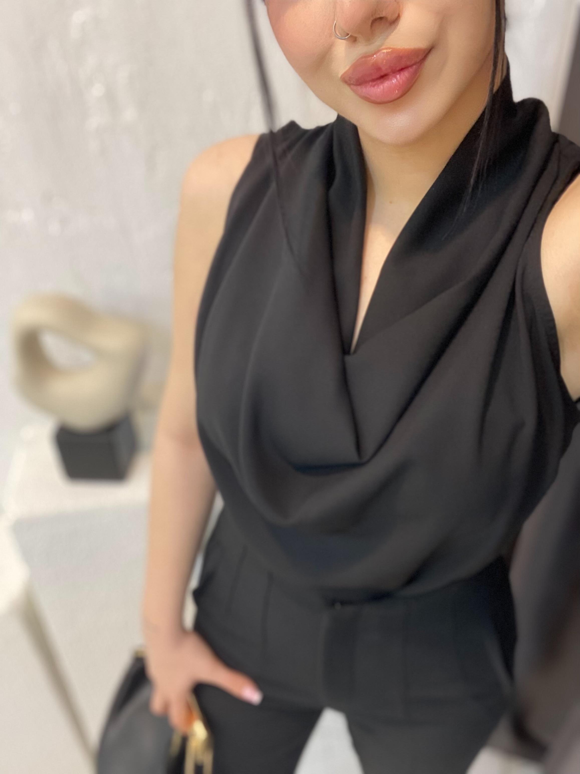 Siyah Degaje Yaka Dökümlü Bluz