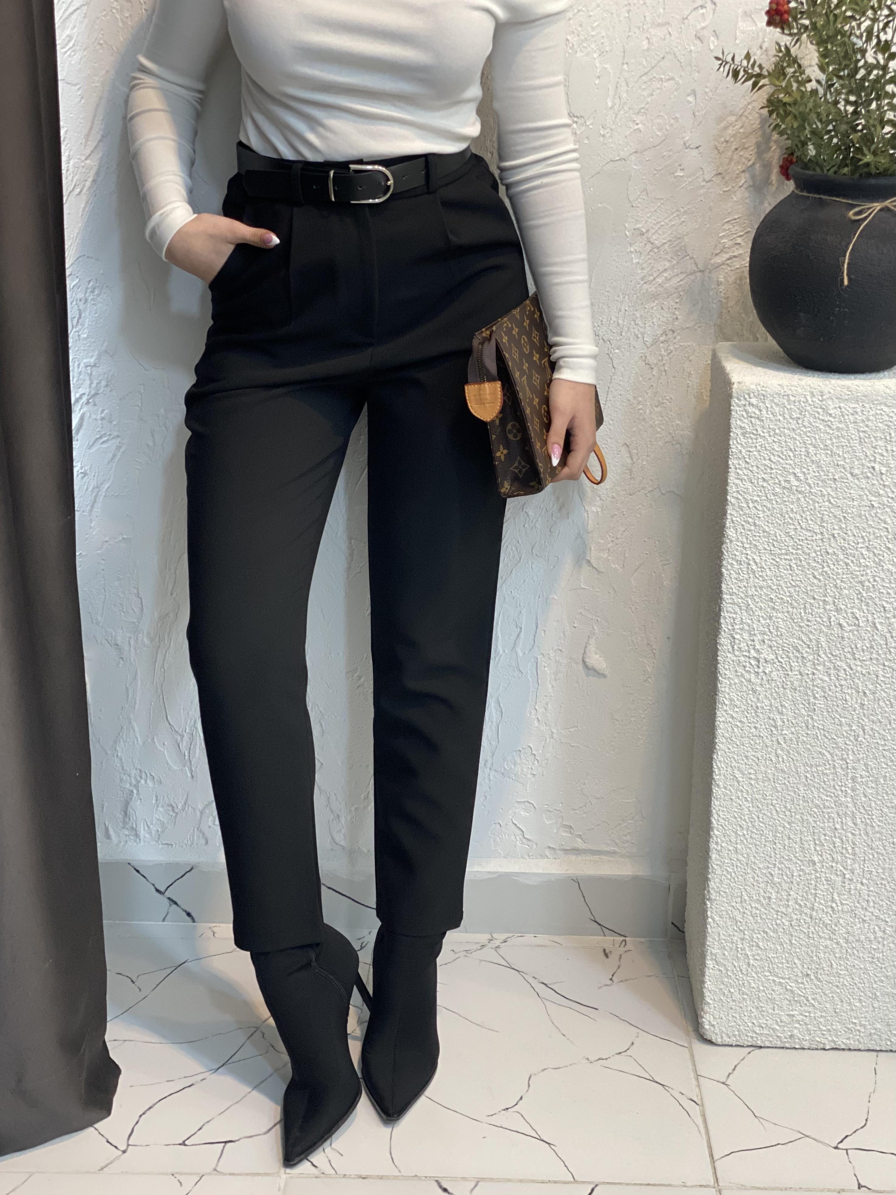 Siyah Kemerli Kumaş Pantolon 