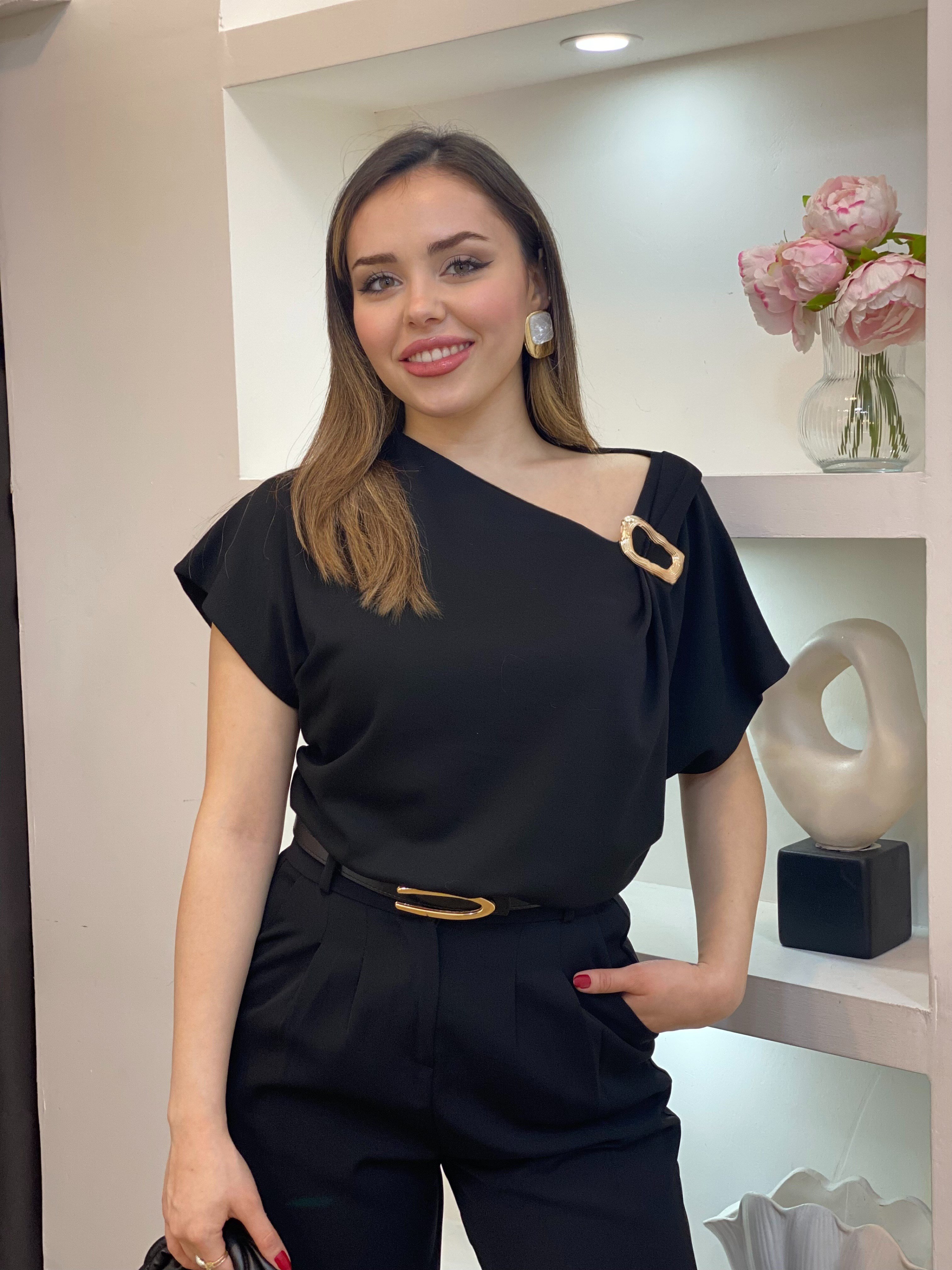 Siyah Omuz Gold Çıkarılabilir Broşlu Modal Bluz