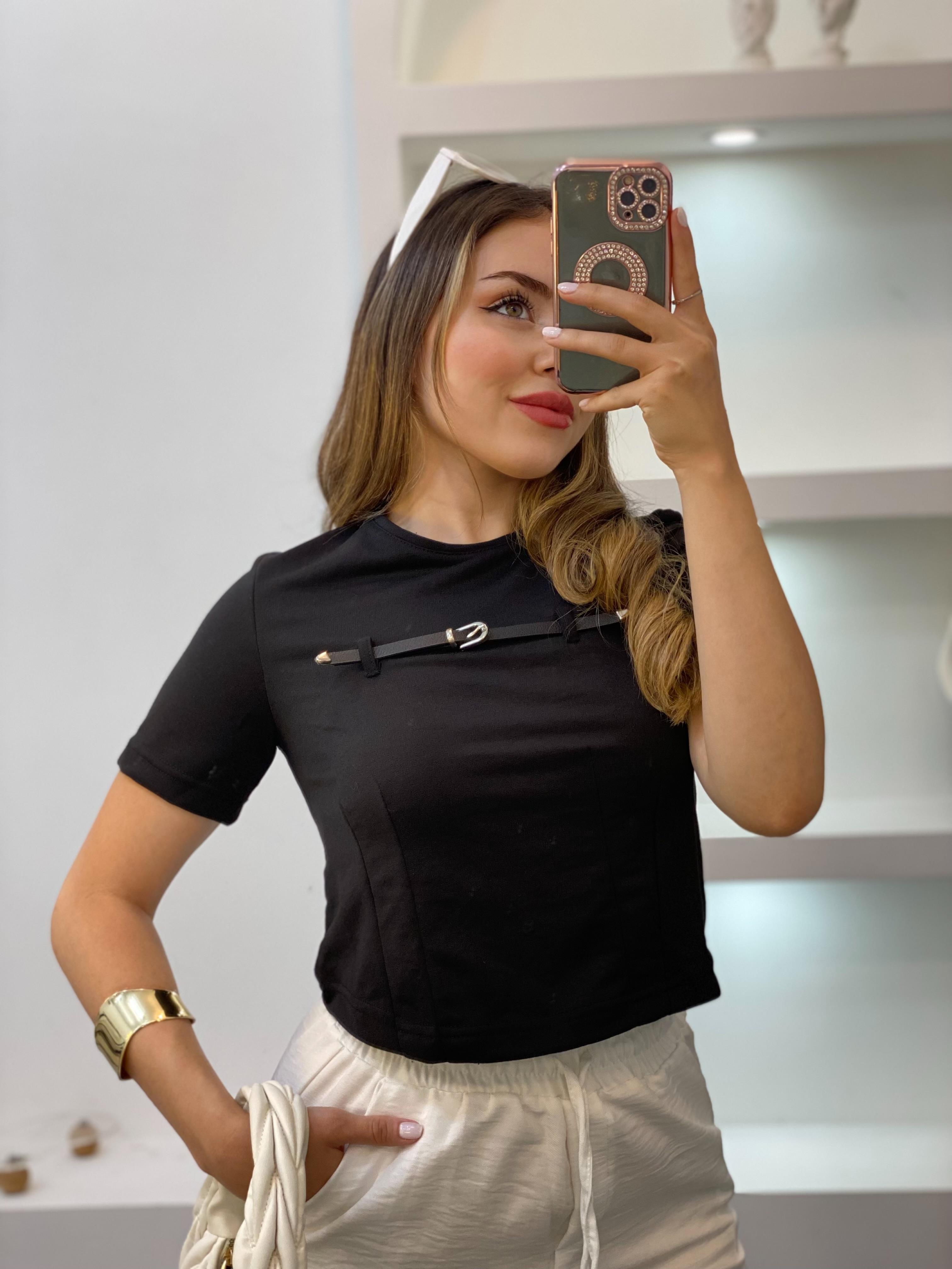 Siyah Önü Aksesuarlı Tshirt