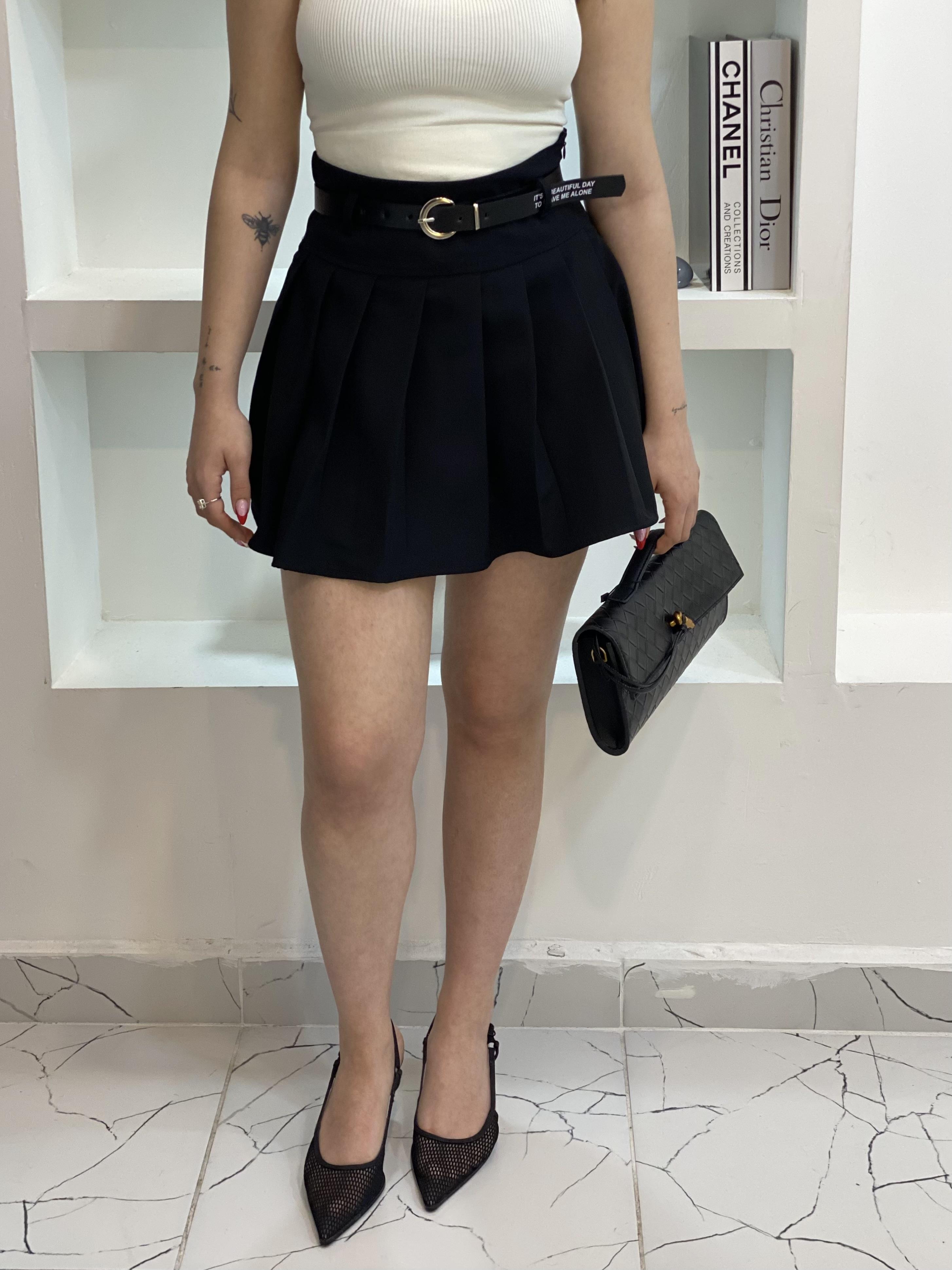 Siyah Piliseli Kemerli İçi Şortlu Etek