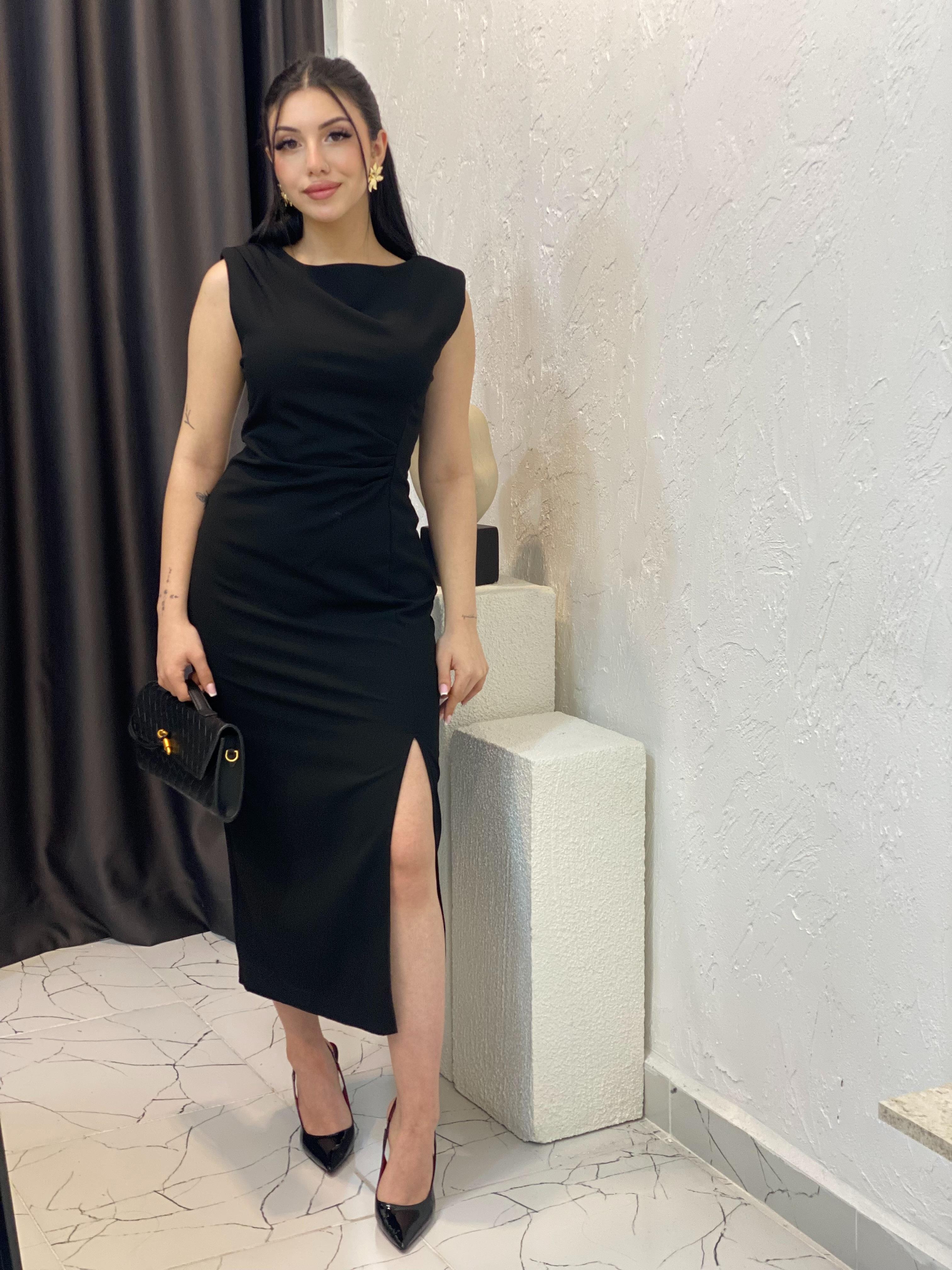 Siyah Renk Yırtmaç Detay Sırt Fermuarlı Elbise