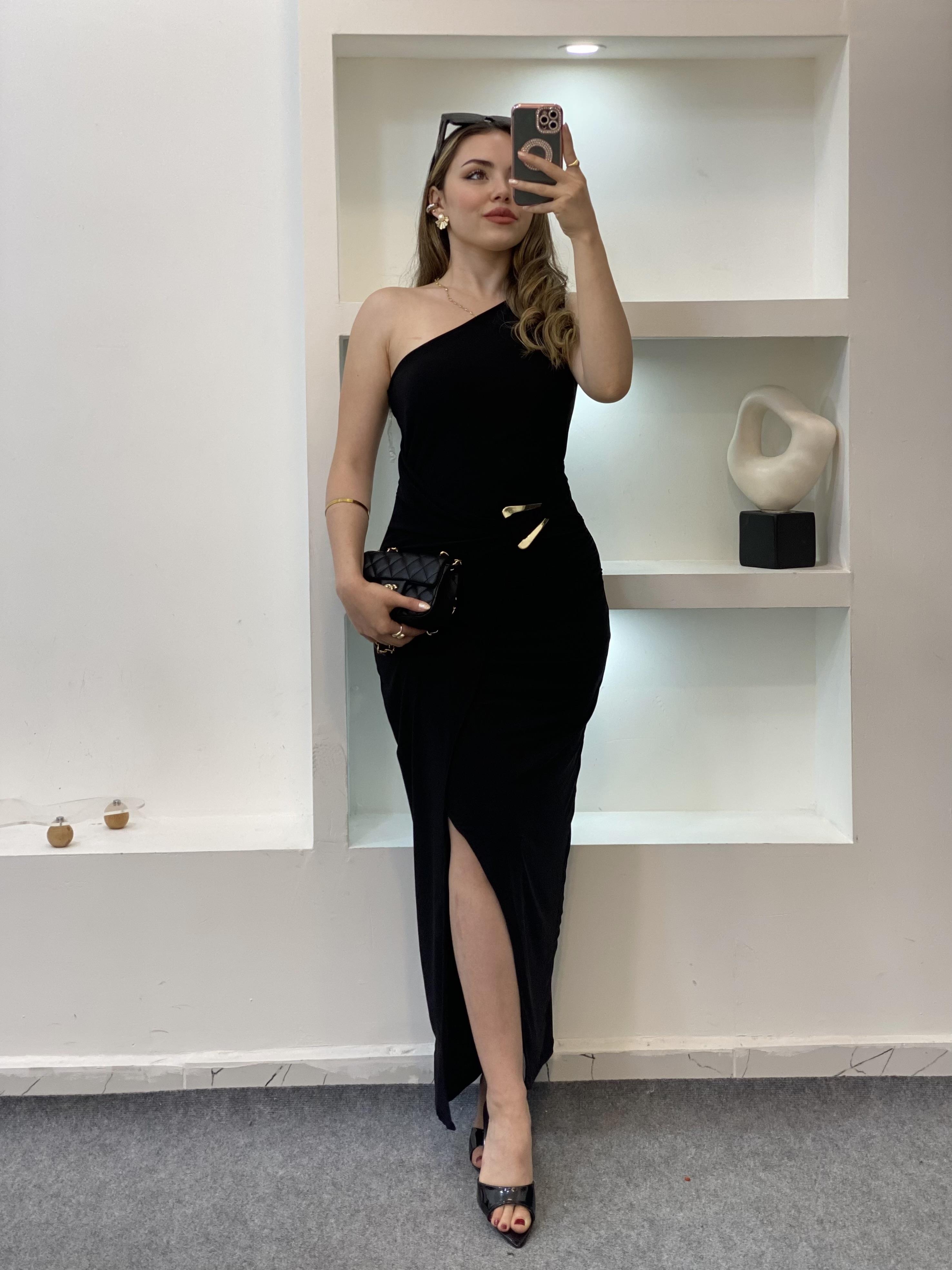 Siyah Tek Omuz Gold Toka Detaylı Elbise