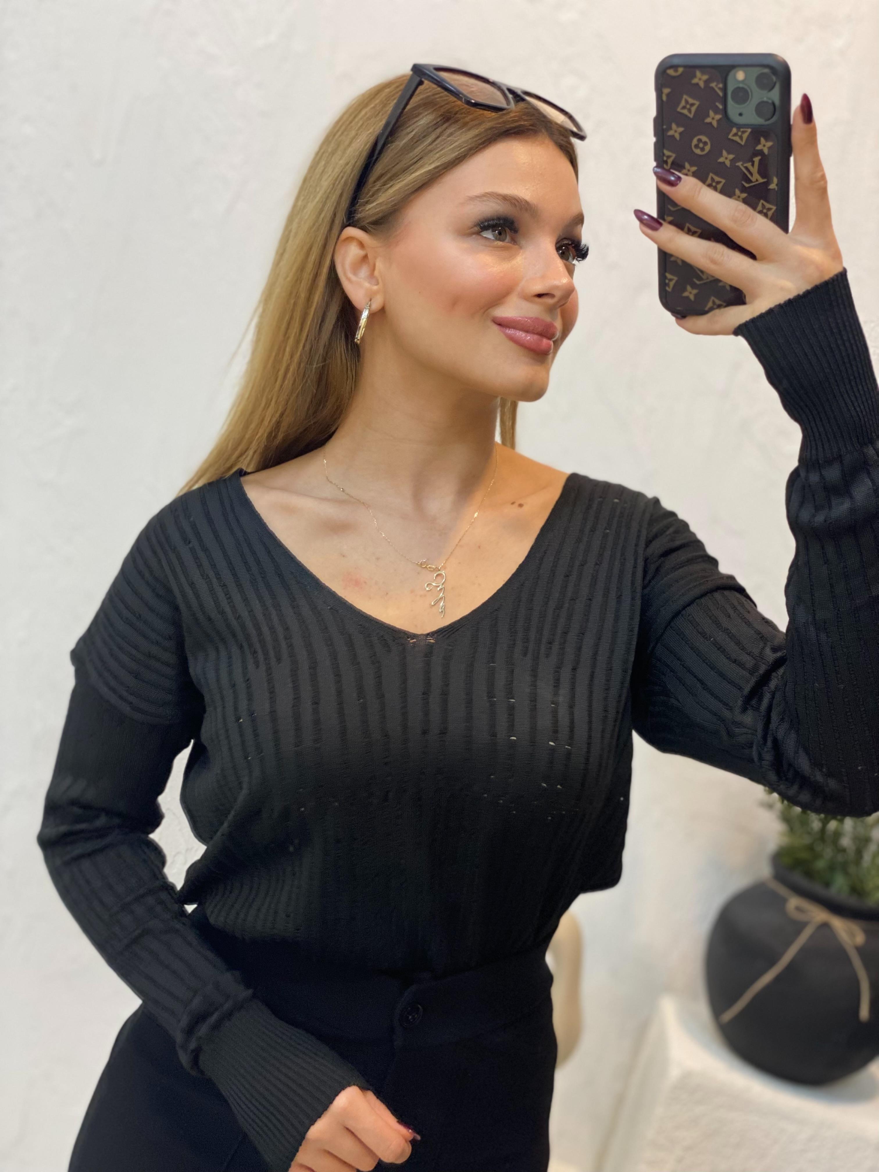 Siyah V Yaka Delikli Model Triko