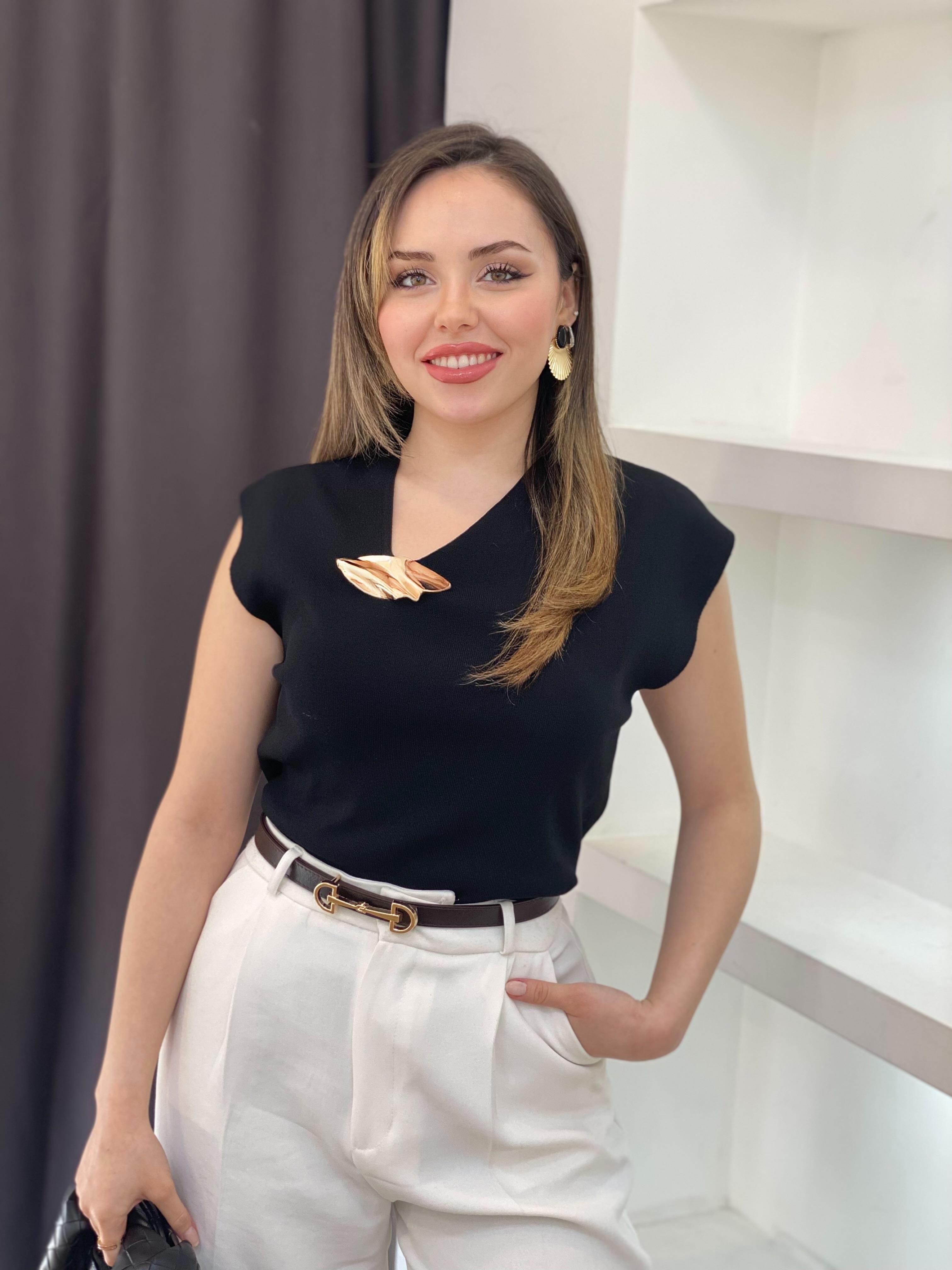 Siyah Yaka Gold Aksesuarlı Triko 