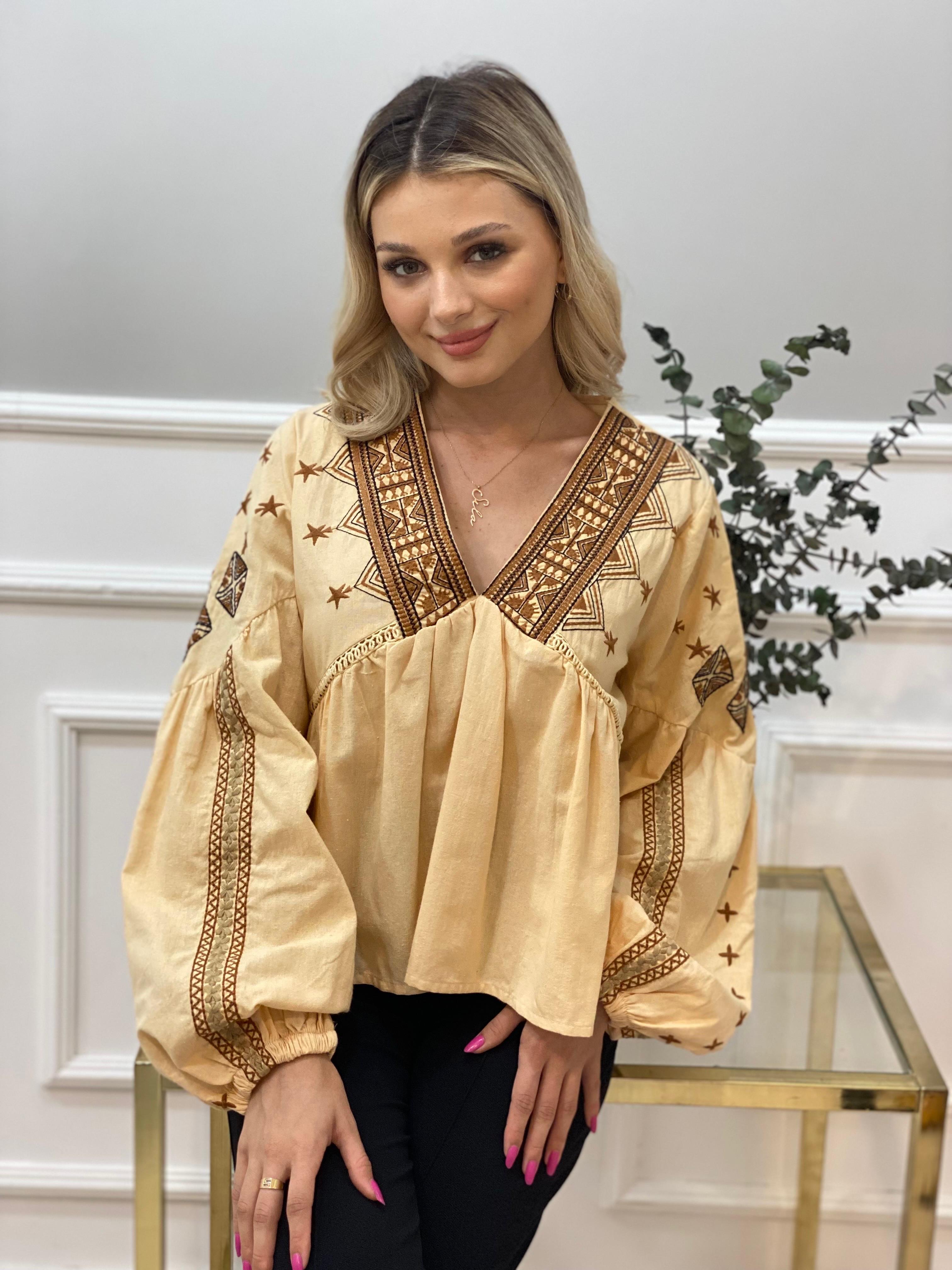 Tasarım Bej V Yaka Nakışlı Bluz