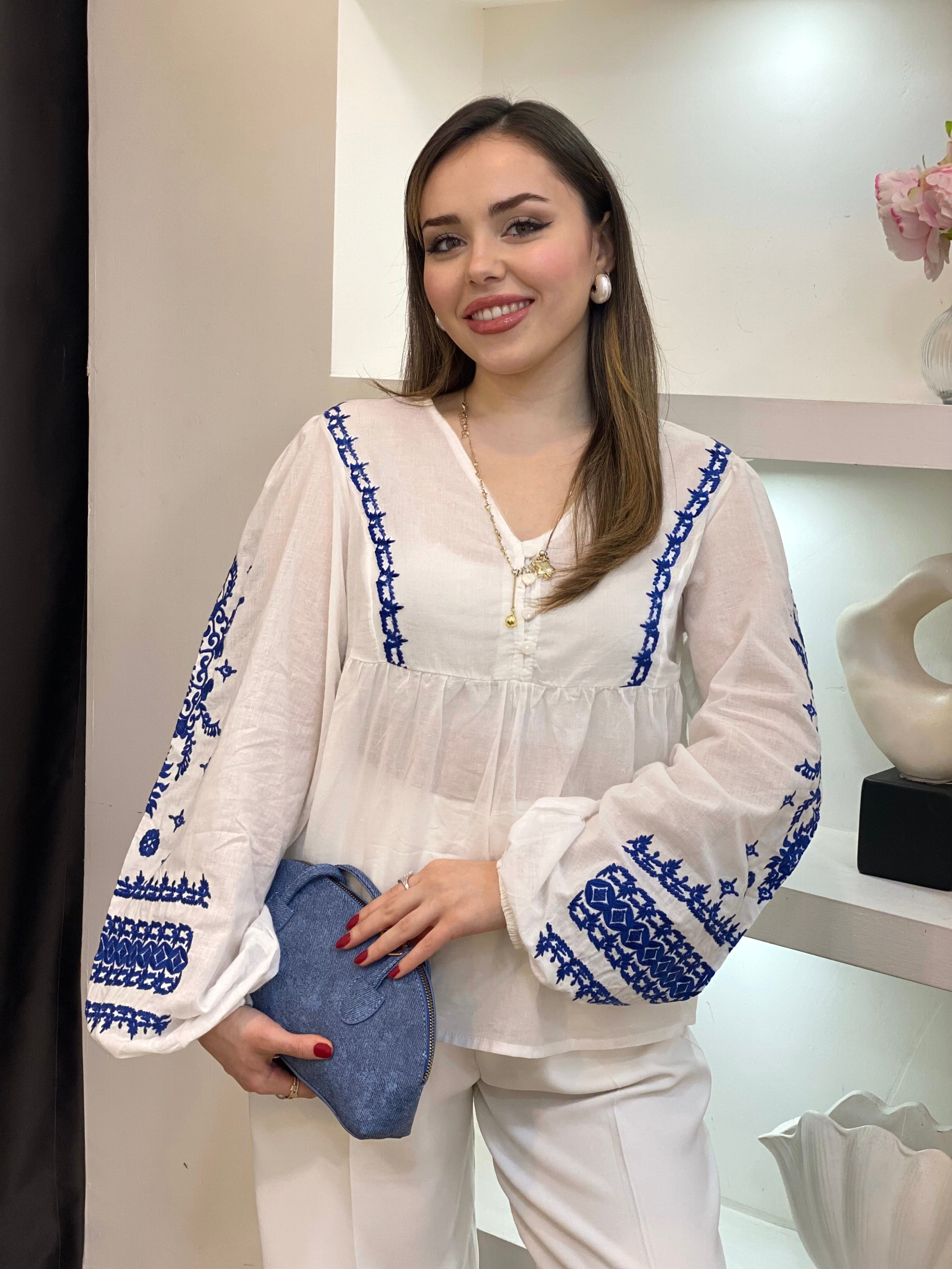 Tasarım Beyaz Kolları Mavi Nakışlı Bluz 
