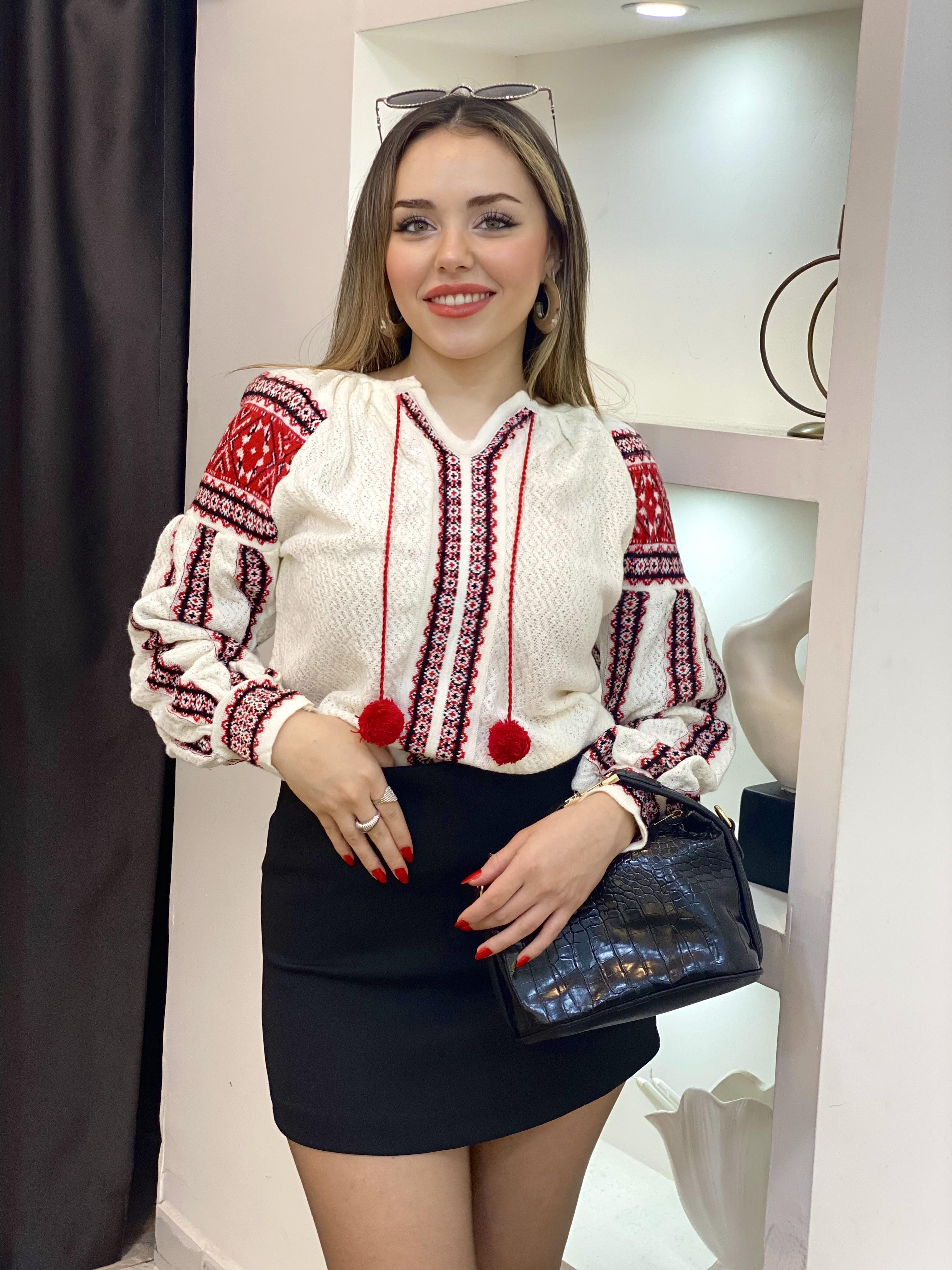 Tasarım Beyaz Örgü Modelli Ponpon Detay Triko Kazak