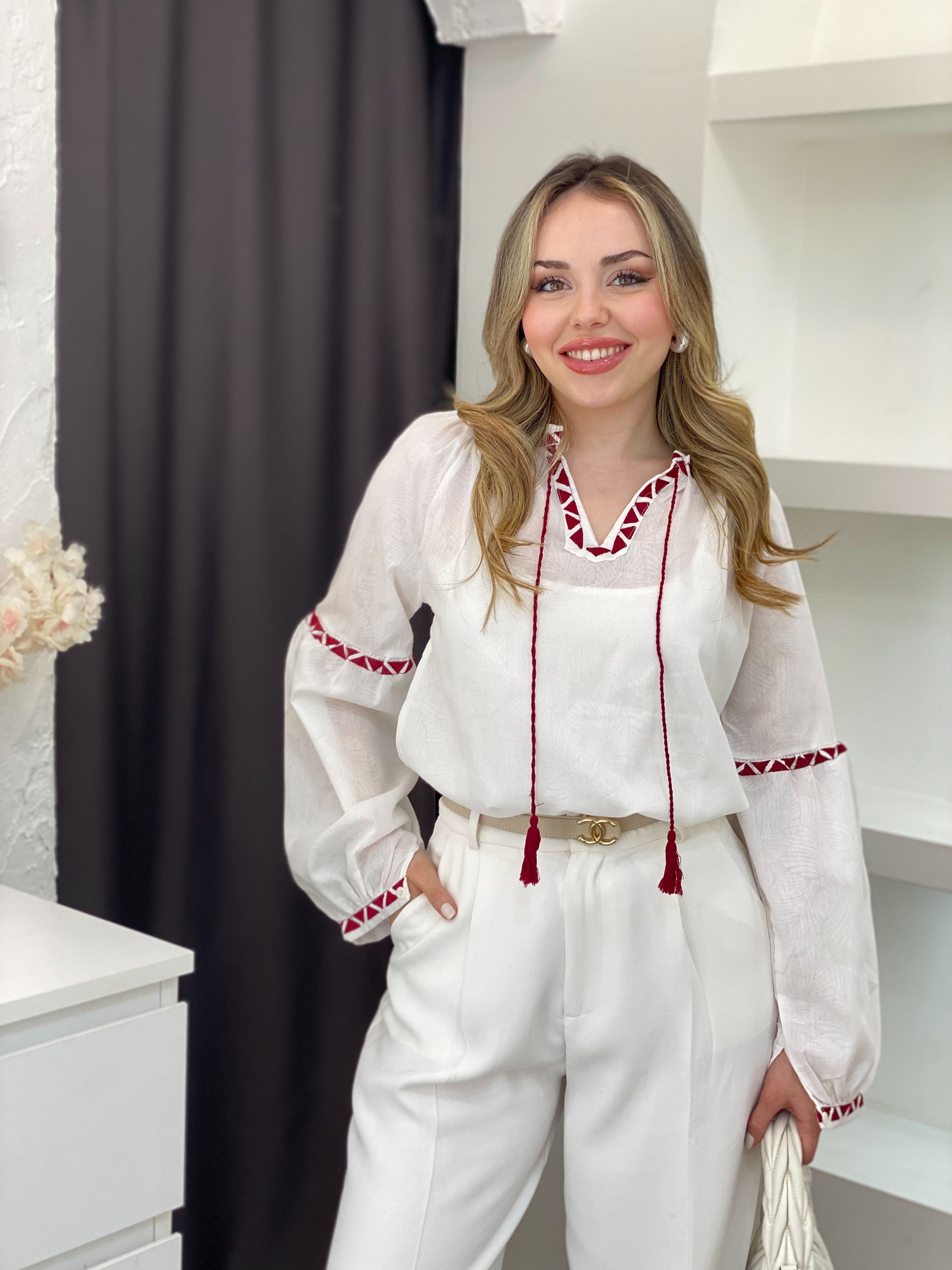 Tasarım Beyaz Üzerine Bordo Şerit Nakışlı Nakışlı Bluz