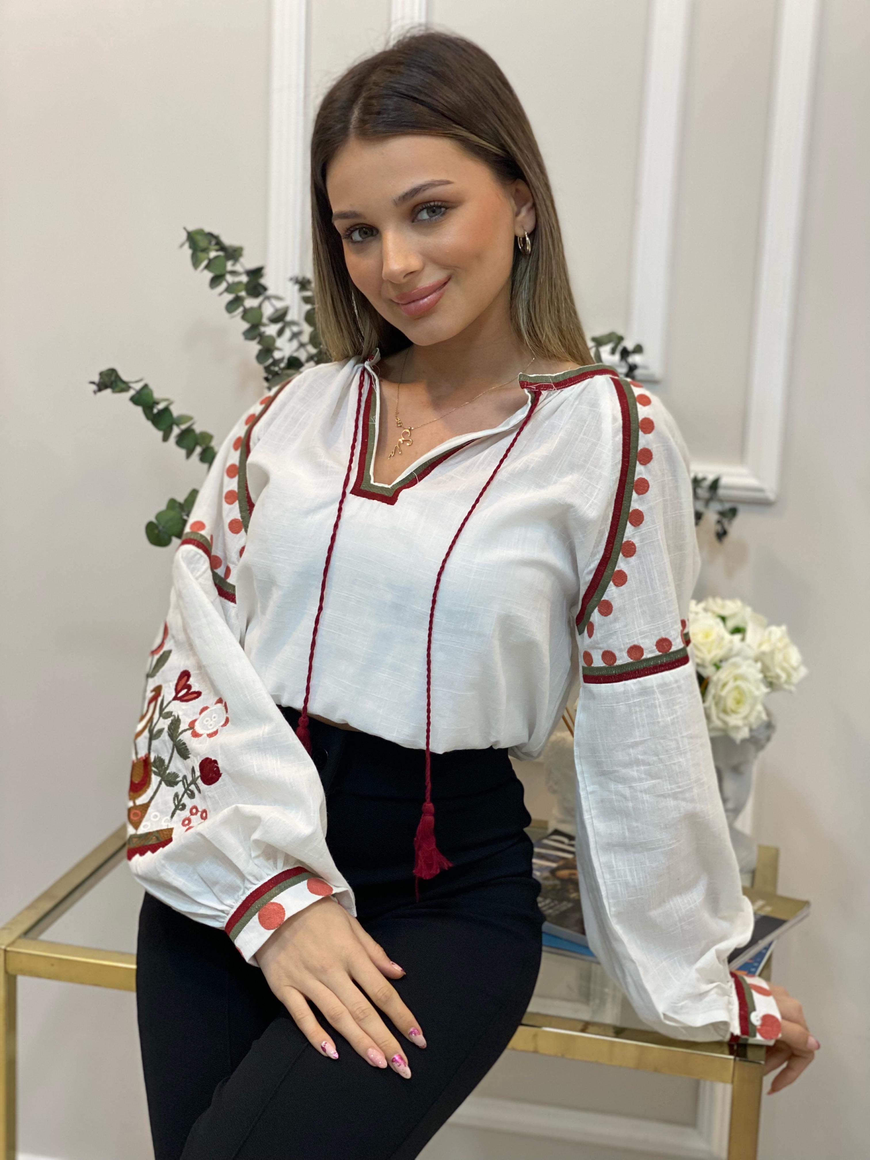 Tasarım Beyaz Üzerine Çiçek Nakış Detaylı Bluz