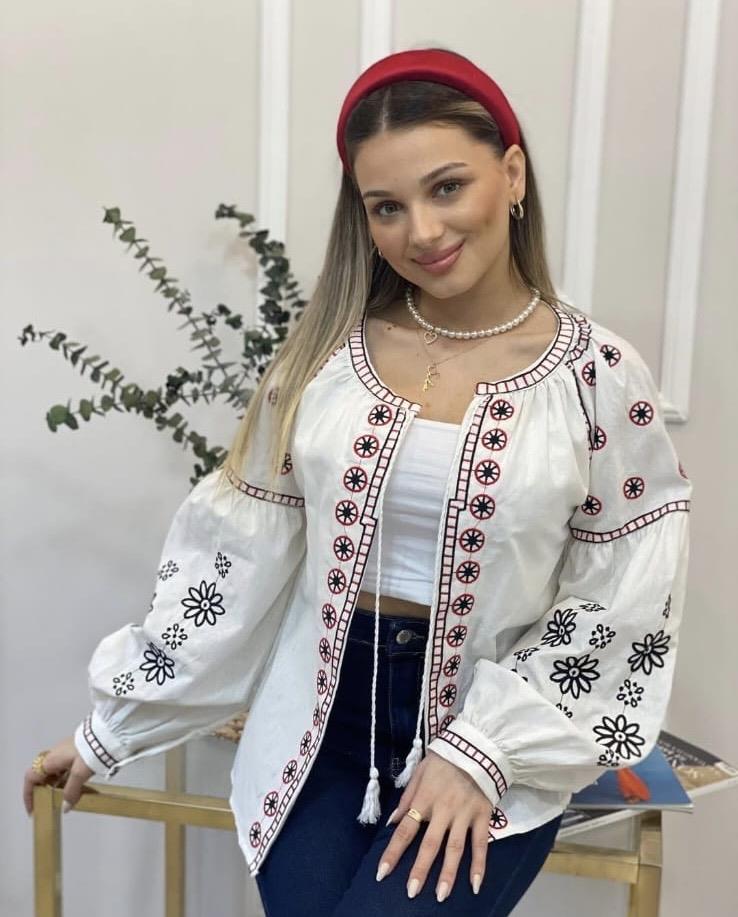 Tasarım Beyaz Üzerine Çiçek Nakışlı Ceket 