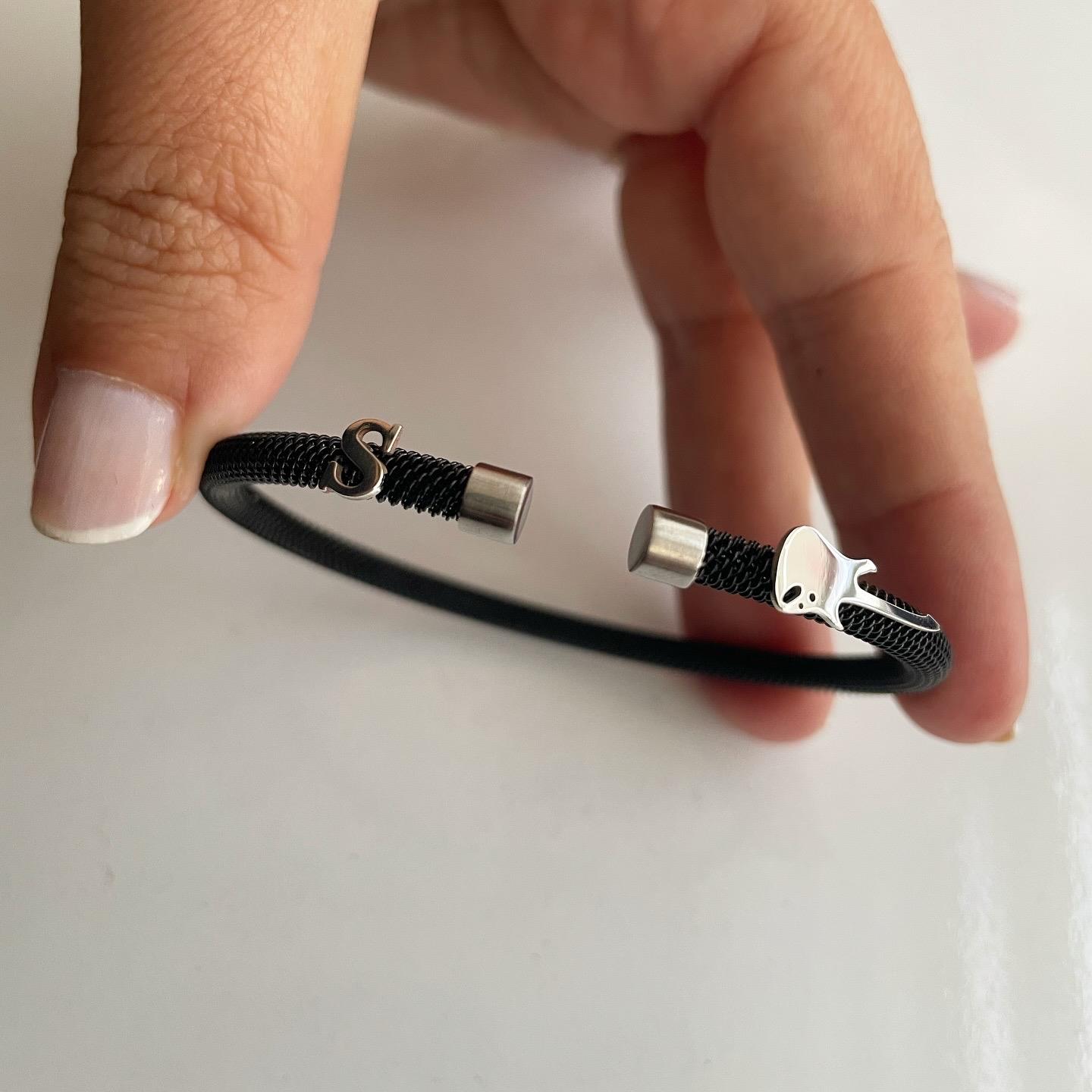 Gümüş Harf ve Gitar Detaylı Siyah Çelik Bileklik