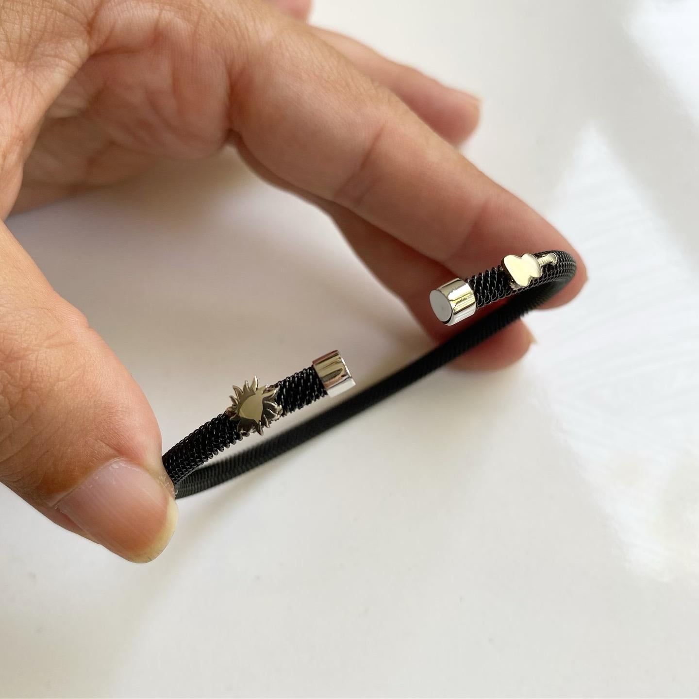 Gümüş Güneş ve Gitar Detaylı Siyah Çelik Bileklik
