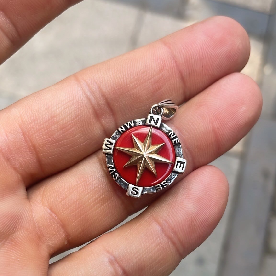 Kırmızı Taşlı Pusula Gümüş Erkek Kolye Ucu