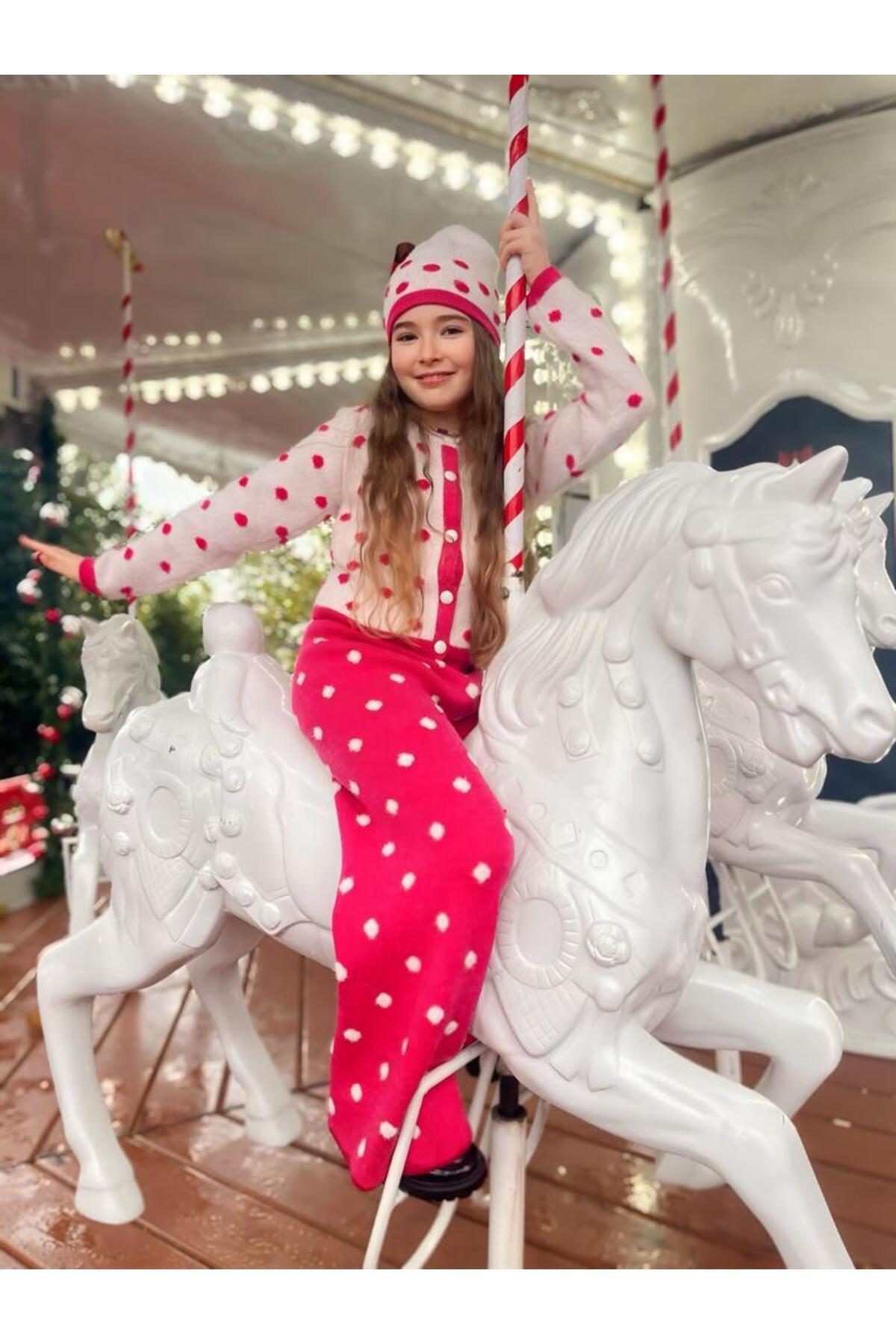 Kız Çocuk Puantiye Desen Triko Hırka Pantolon Bere 3'lü TakımAlt-Üst TakımHilal Akıncı Kids