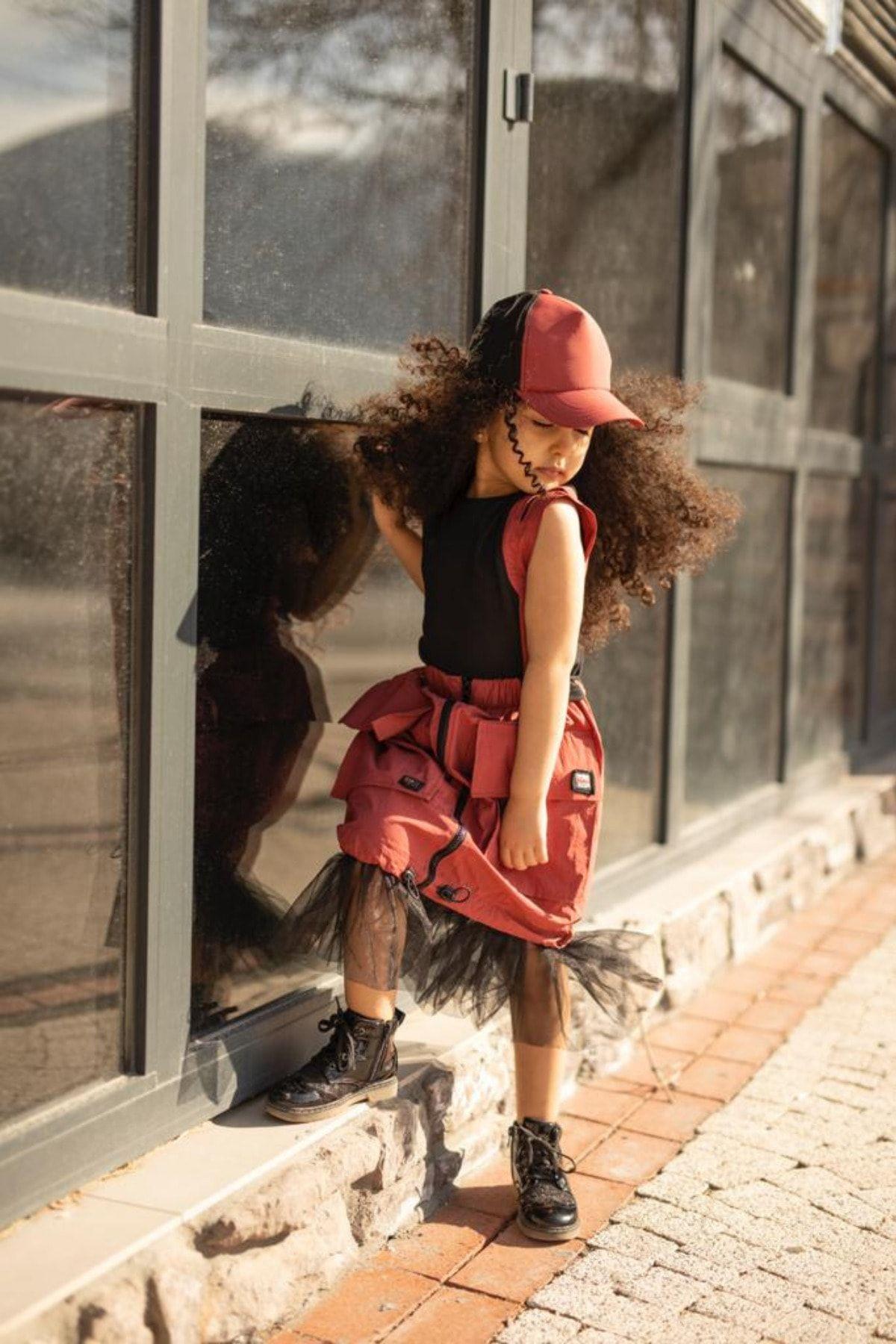 Kız Çocuk Büzgülü Tül Detaylı Etek Şerit Detaylı Bluz Şapka Üçlü TakımAlt-Üst TakımHilal Akıncı Kids