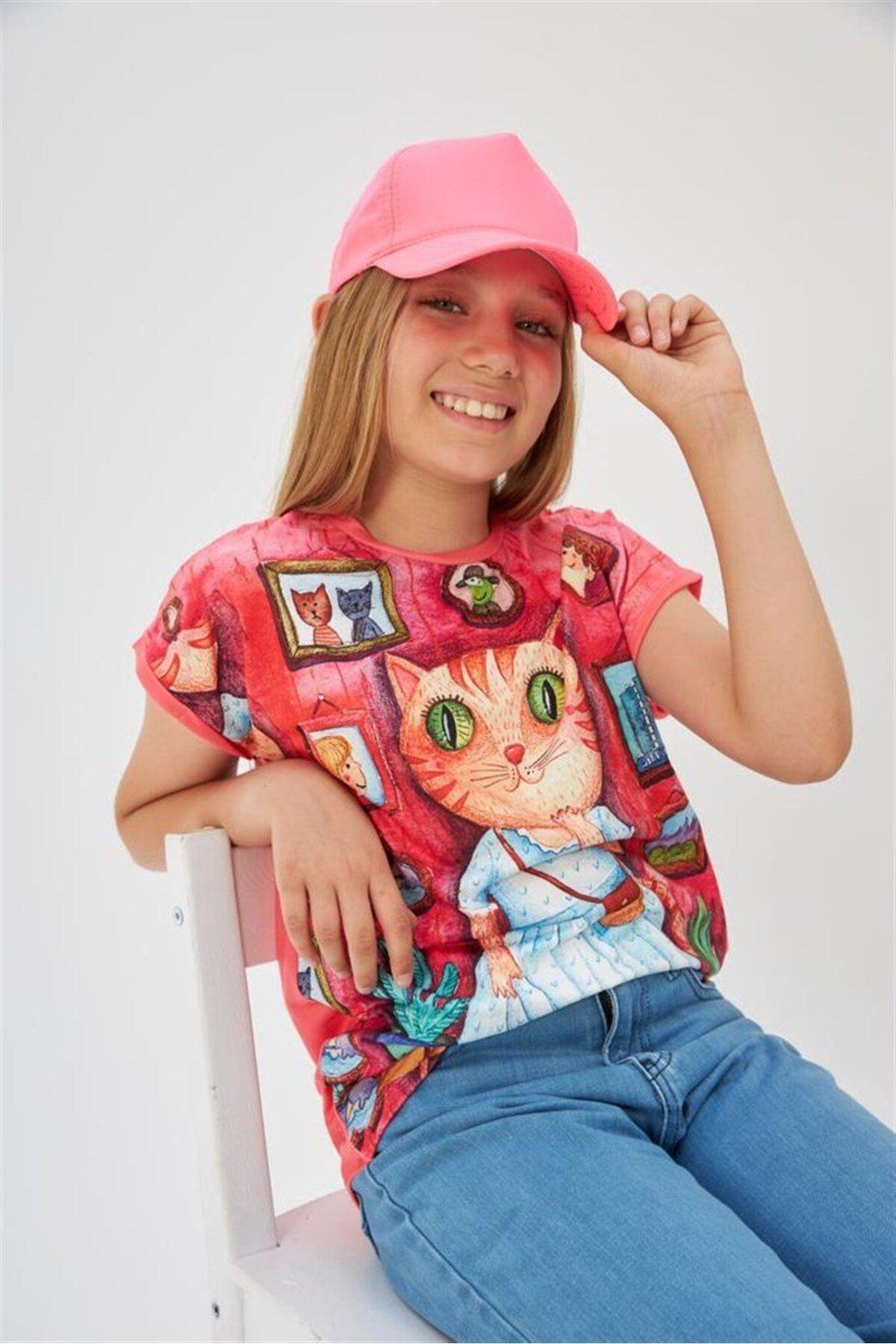 Kız Çocuk Desenli Oversize Tişört Geniş Paça Mavi Kot Pantolon Şapka 3'lü TakımAlt - Üst TakımHilal Akıncı Kids