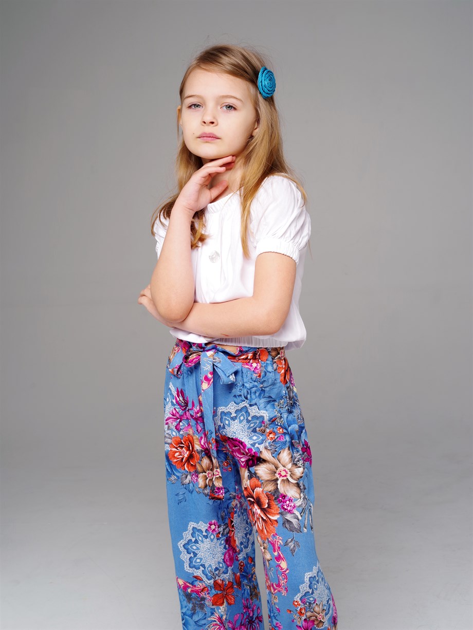 Kız Çocuk Düğmeli Detaylı Beyaz Bluz Çiçek Desenli Geniş Paça Pantolon 2'li  Takım
