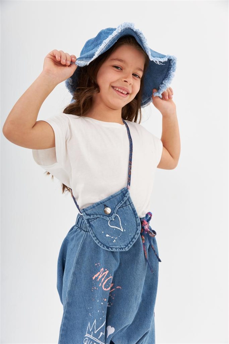 Kız Çocuk Düz Renk Tişört Desenli Cepli Kot Şalvar Çanta Şapka 4'lü Takım