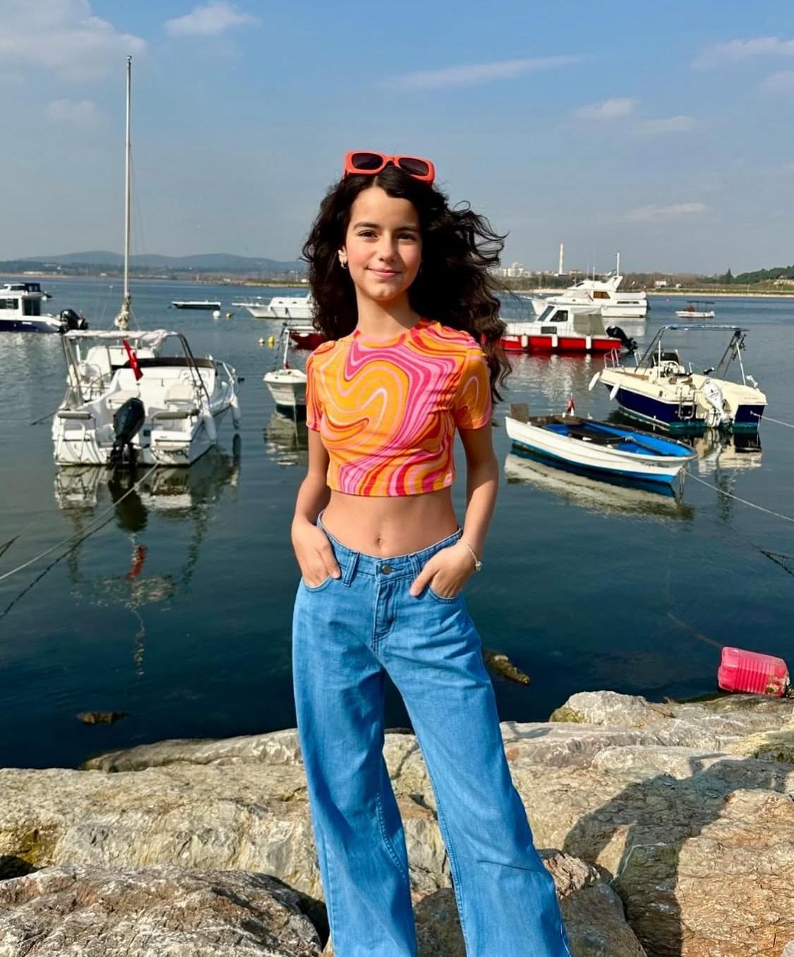 Kız Çocuk Kısa Kollu Desenli Body Geniş Paça Kot Pantolon 2'li TakımAlt-Üst TakımHilal Akıncı Kids