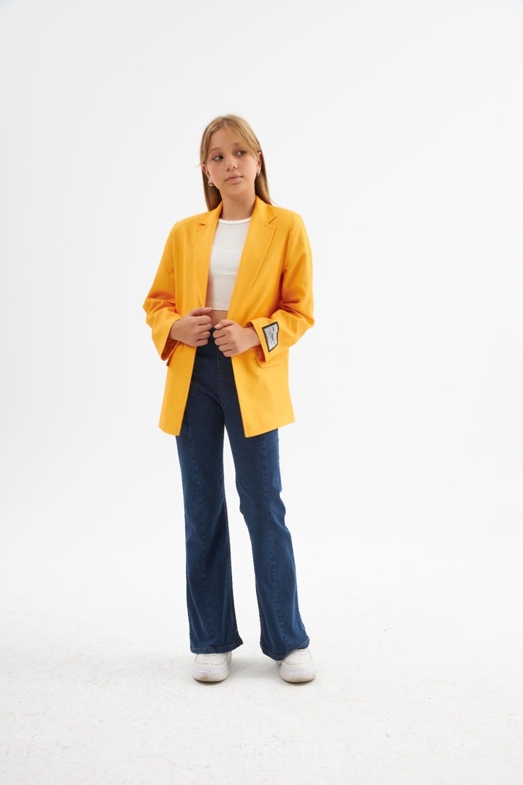 Kız Çocuk Logo Detaylı Düz Renk Blazer Ceket Düğmeli Geniş Paça Kot Pantolon 2'li TakımAlt-Üst TakımHilal Akıncı Kids