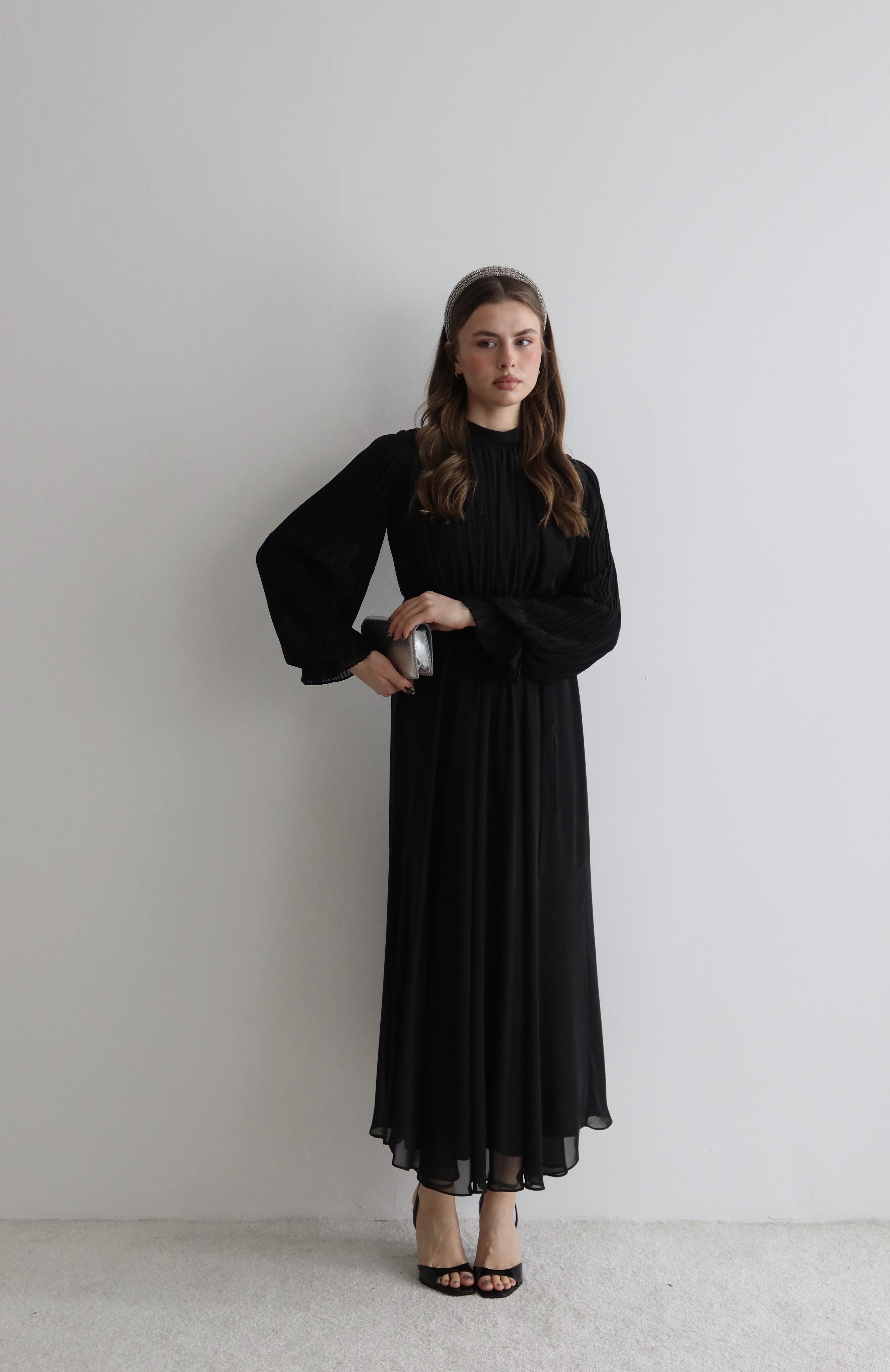 Nora Siyah Plise Elbise