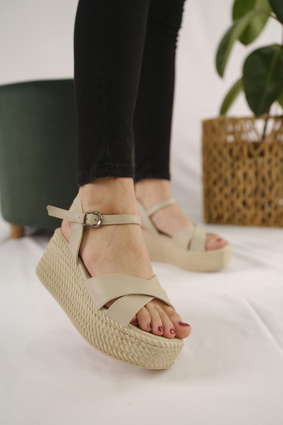 Ava Hasır Görünmlü Yüksek Taban Dolgu Topuk Kadın Sandalet TAS - Oksit