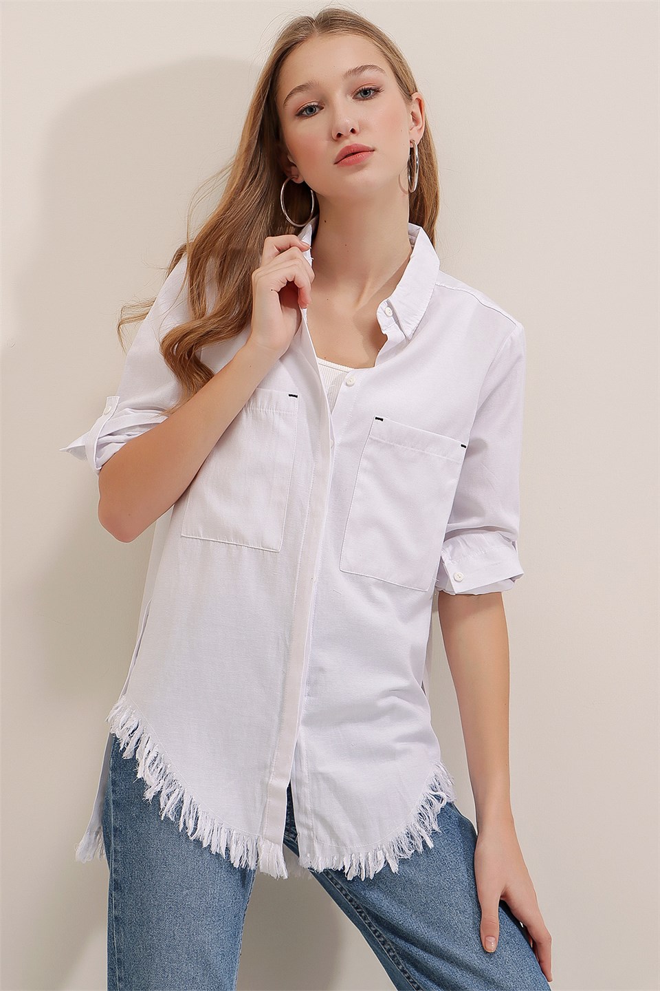 Kadın Beyaz Eteği Püsküllü Cepli Gömlek | aqefashion.com