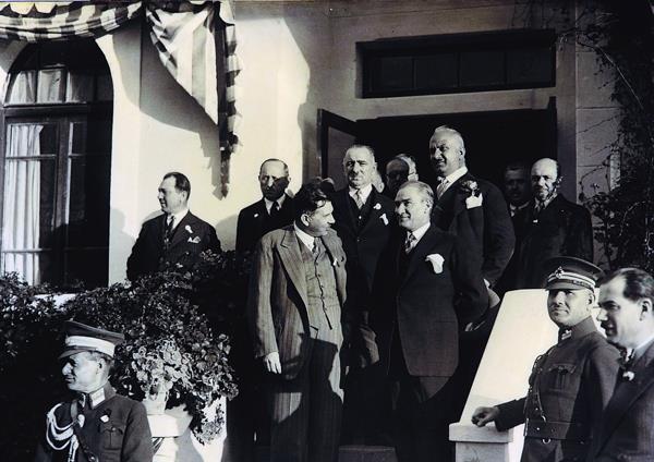 Mustafa Kemal Atatürk - Kanvas Tablo ATGE-104-FAtatürk TablolarıTablolife.com