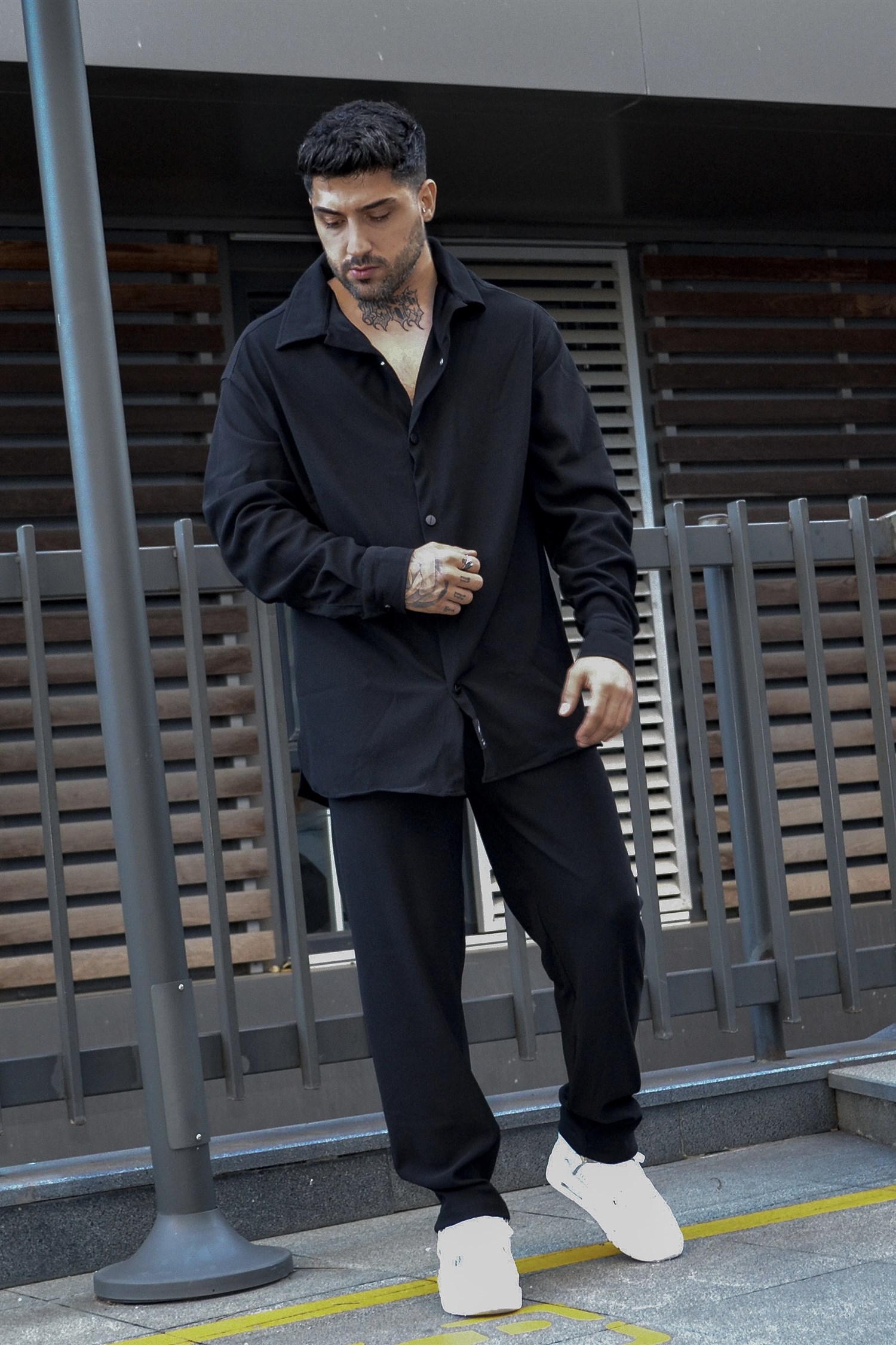Oversize black shirt-pants suit
