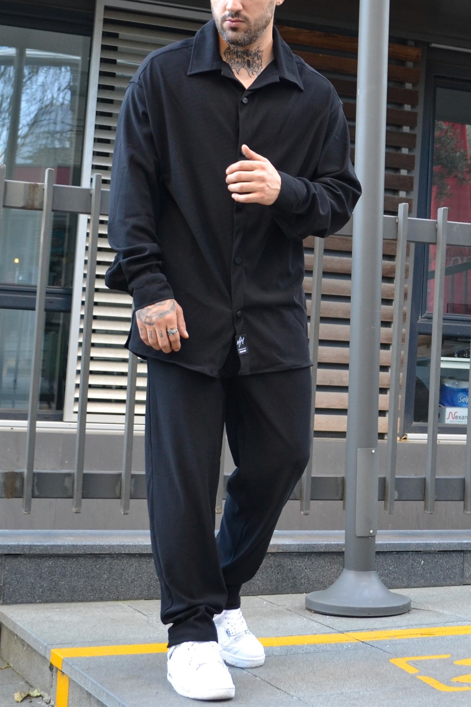 Oversize black shirt-pants suit