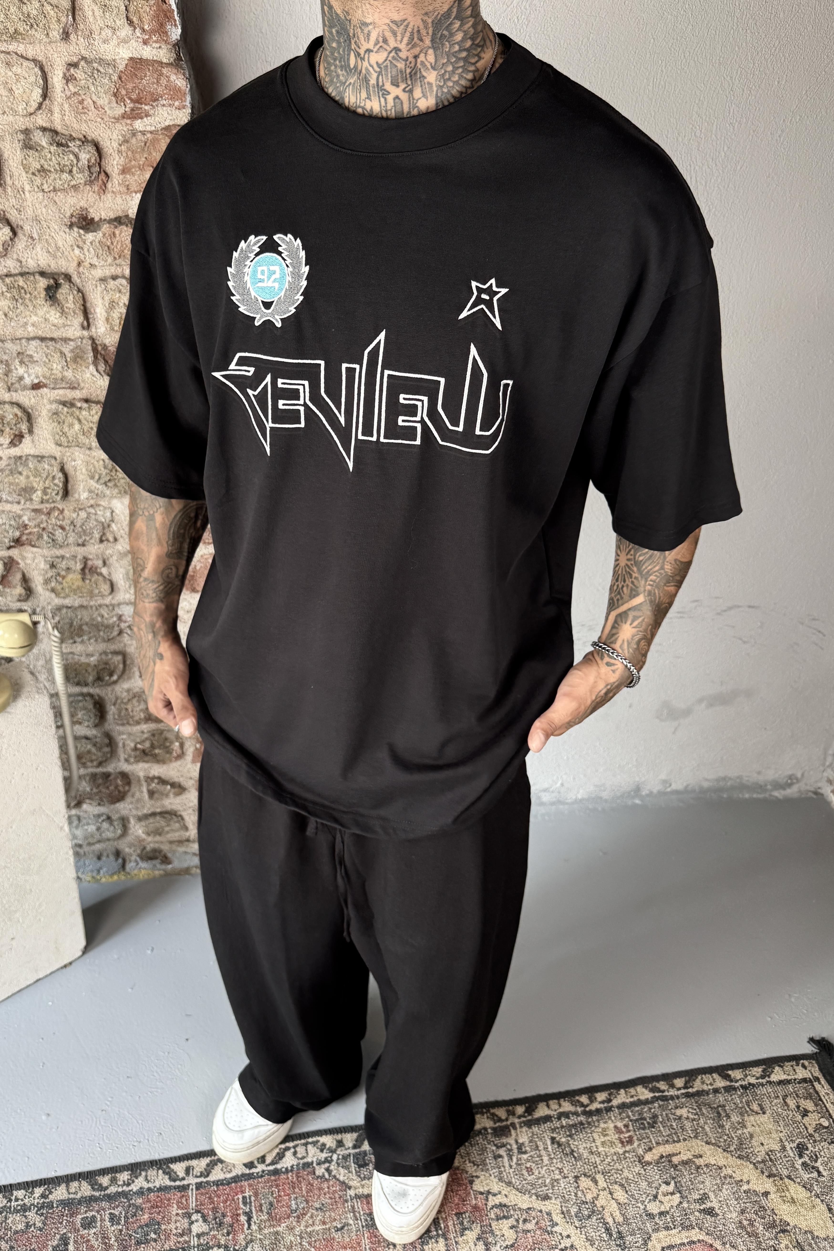 Siyah nakış detaylı tshirt