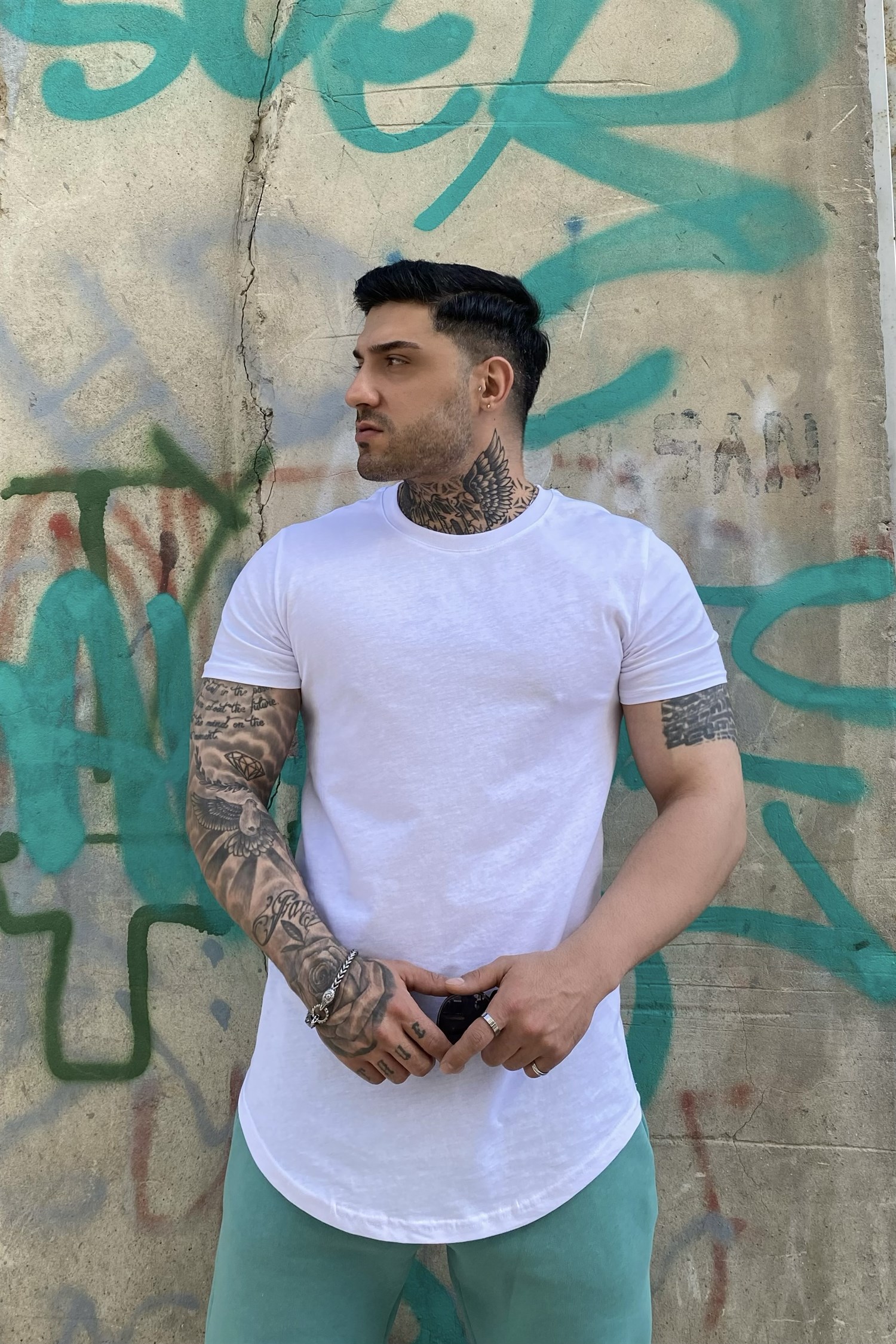 Slim fit oval kesim beyaz basic t-shirt