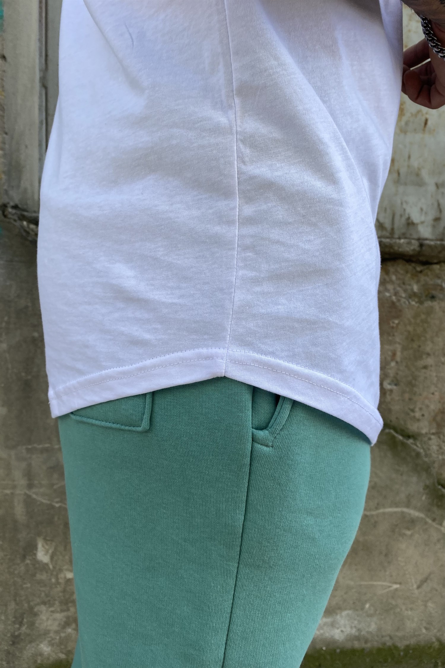 Slim fit oval kesim beyaz basic t-shirt