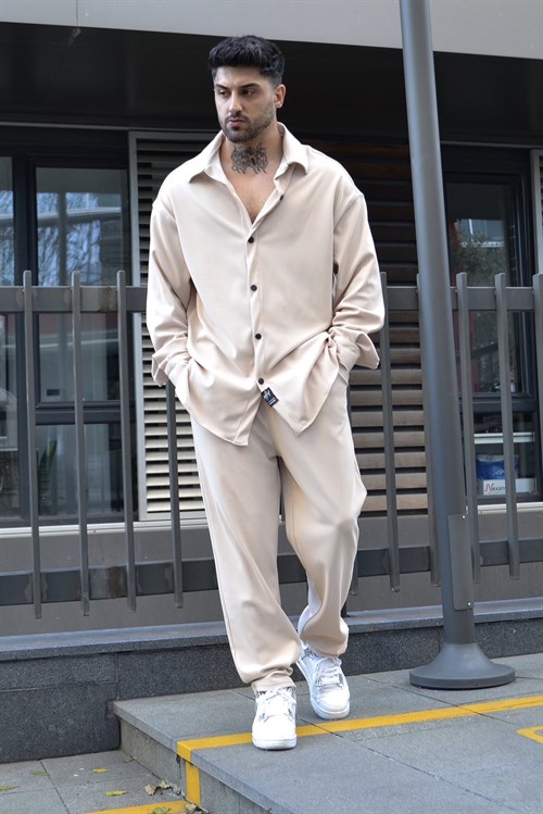Oversize beige shirt-pants suit