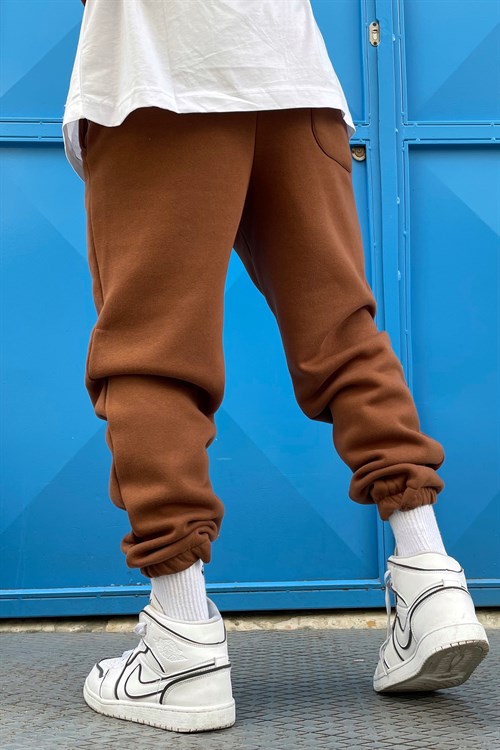 Oversize brown sweatpants