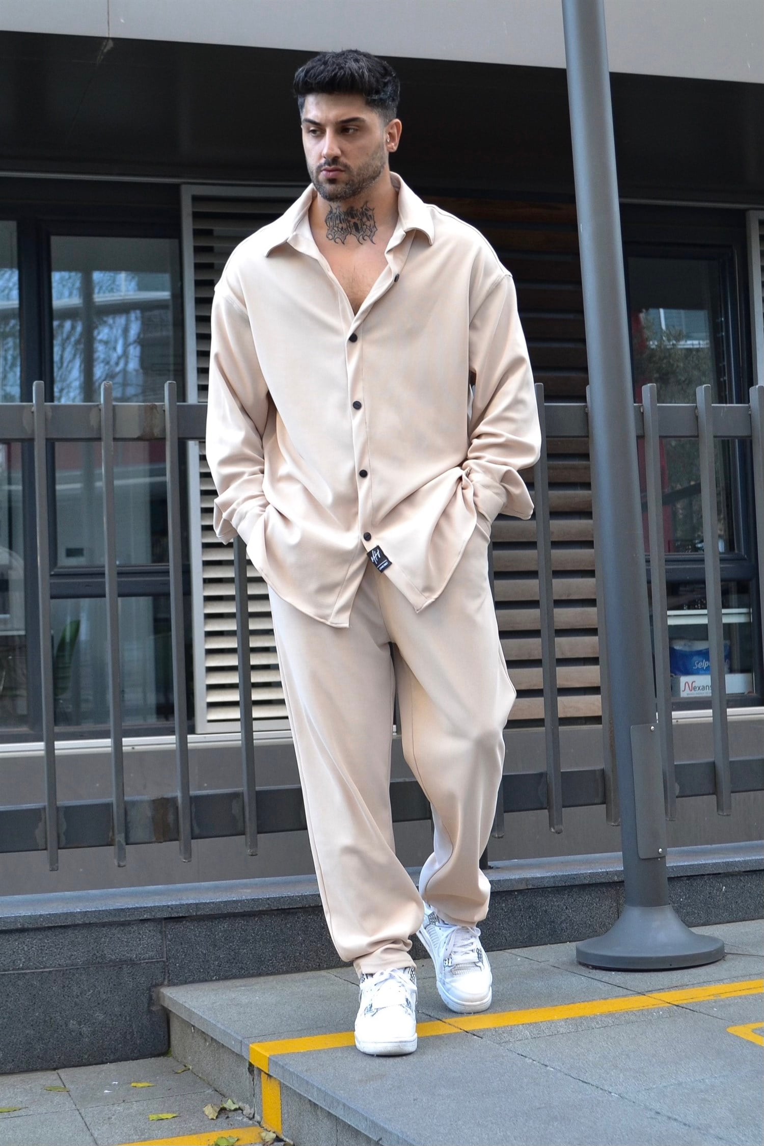 Oversize beige shirt-pants suit