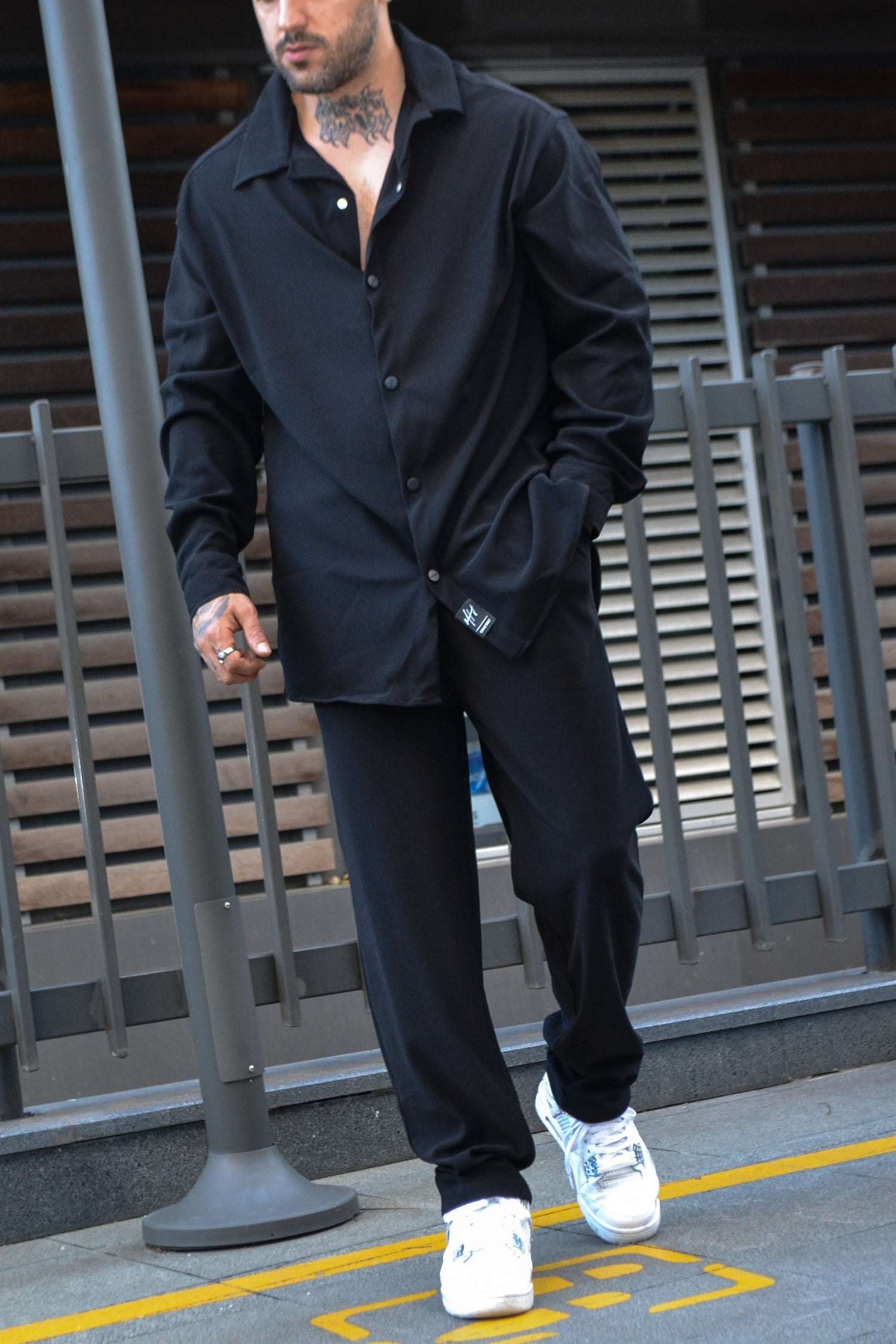Oversize black shirt-pants suit
