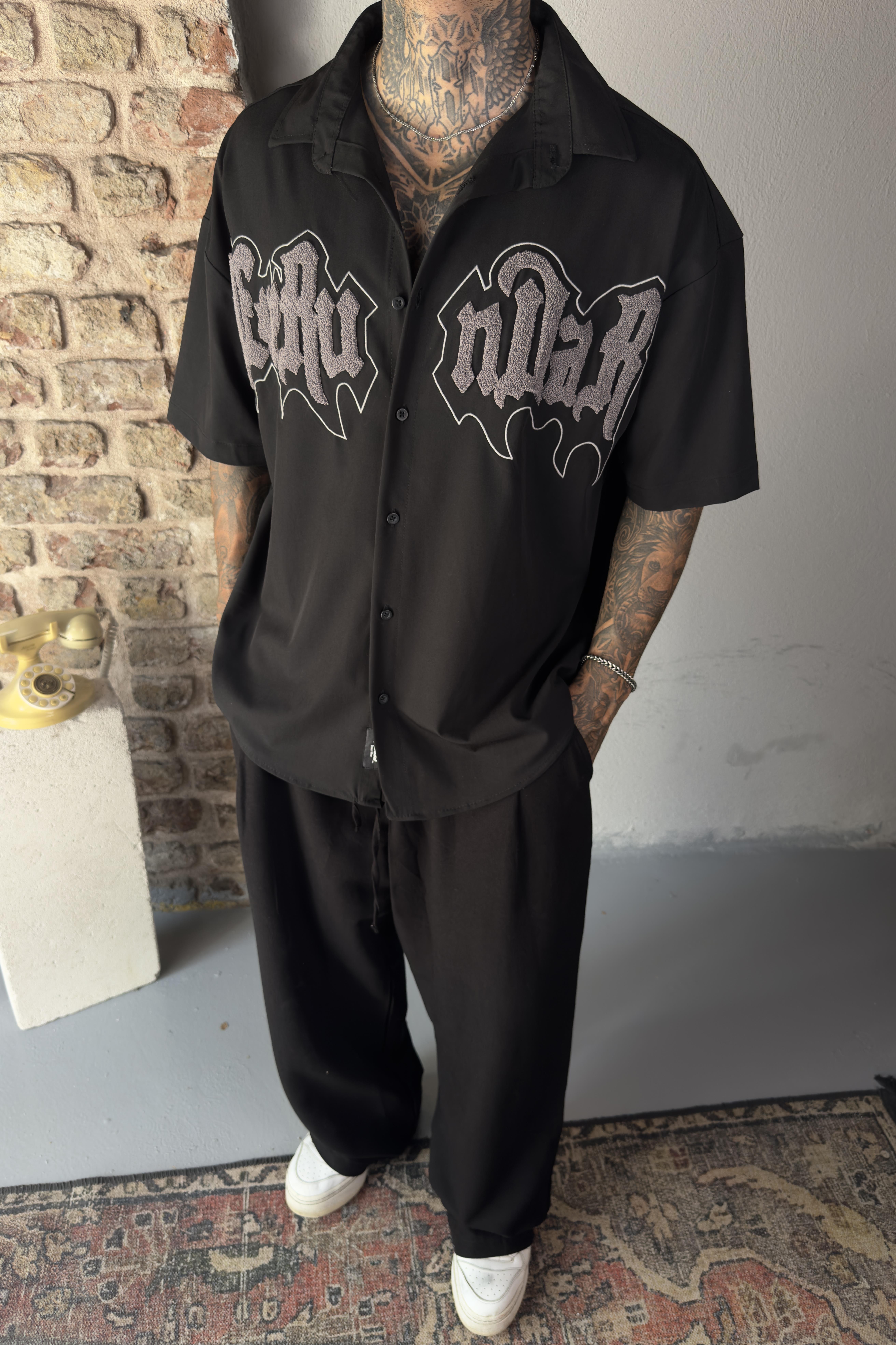Oversize siyah nakış detaylı gömlek