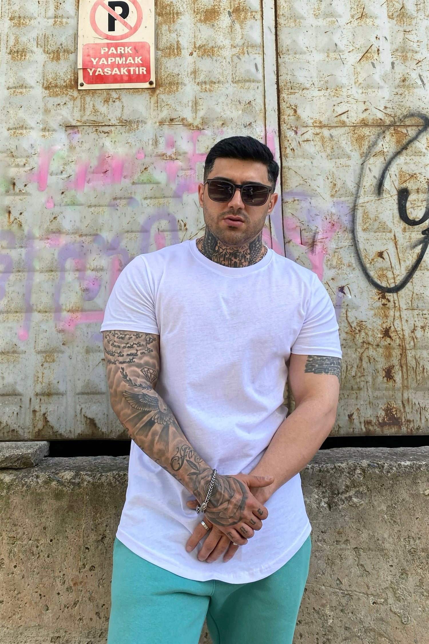 Slim fit oval kesim beyaz basic t-shirt