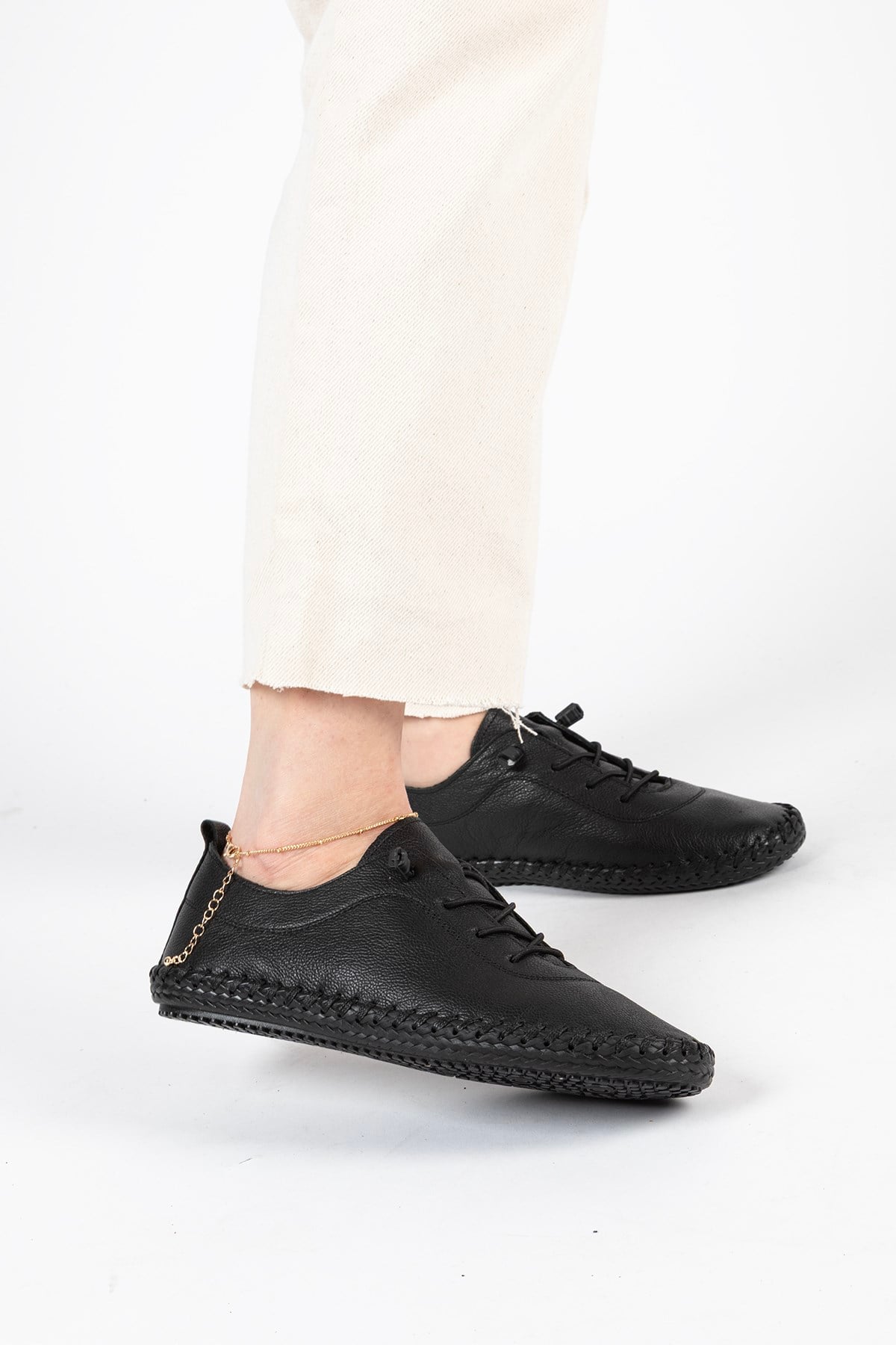 Kadın Siyah Bağcık Ve Dikiş Detaylı Hakiki Deri Ortopedik Ayakkabı | Siyah