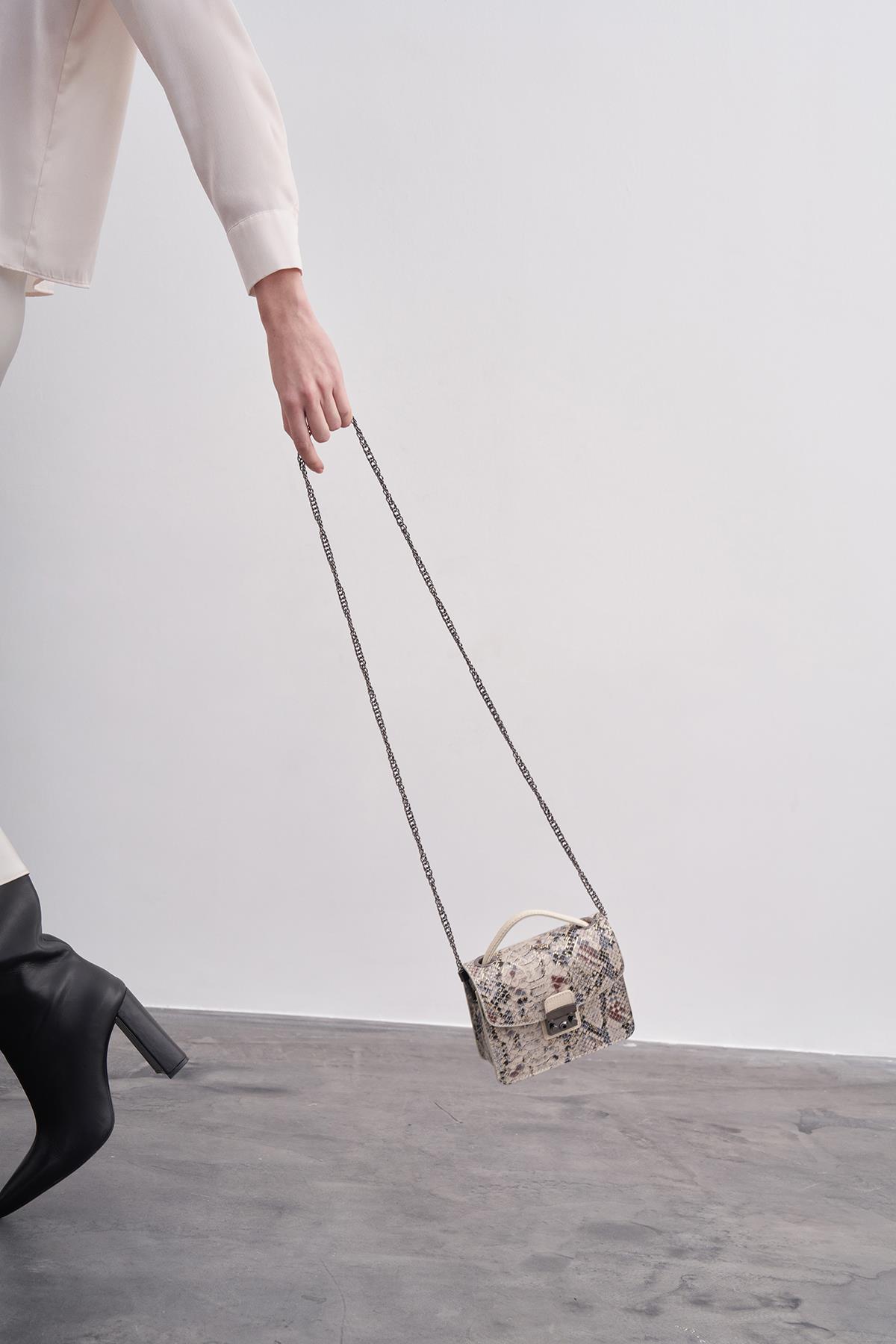 Kadın Bej Yılan Derisi Metal Tokalı Zincirili Omuz Çantası