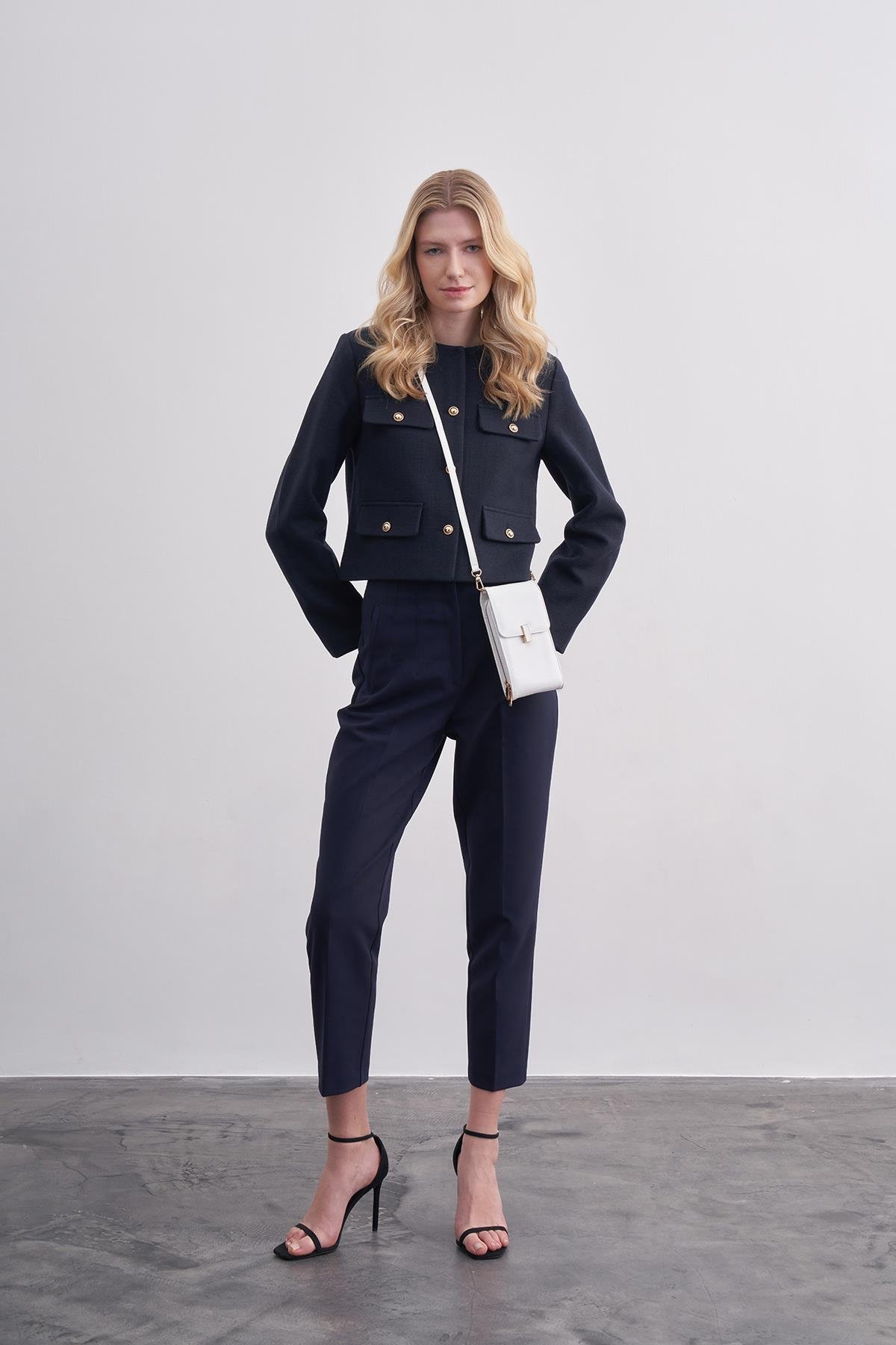 Beyaz Deri Dikey Omuz Çantası