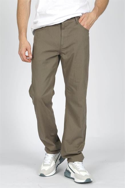 Oyoqlari orasiga qolini ishqalayotgan yigitning porno videosi