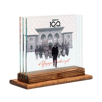 100. Yıl Anısına Kırmızı Fonlu 3 Boyutlu Dekoratif Cam Obje